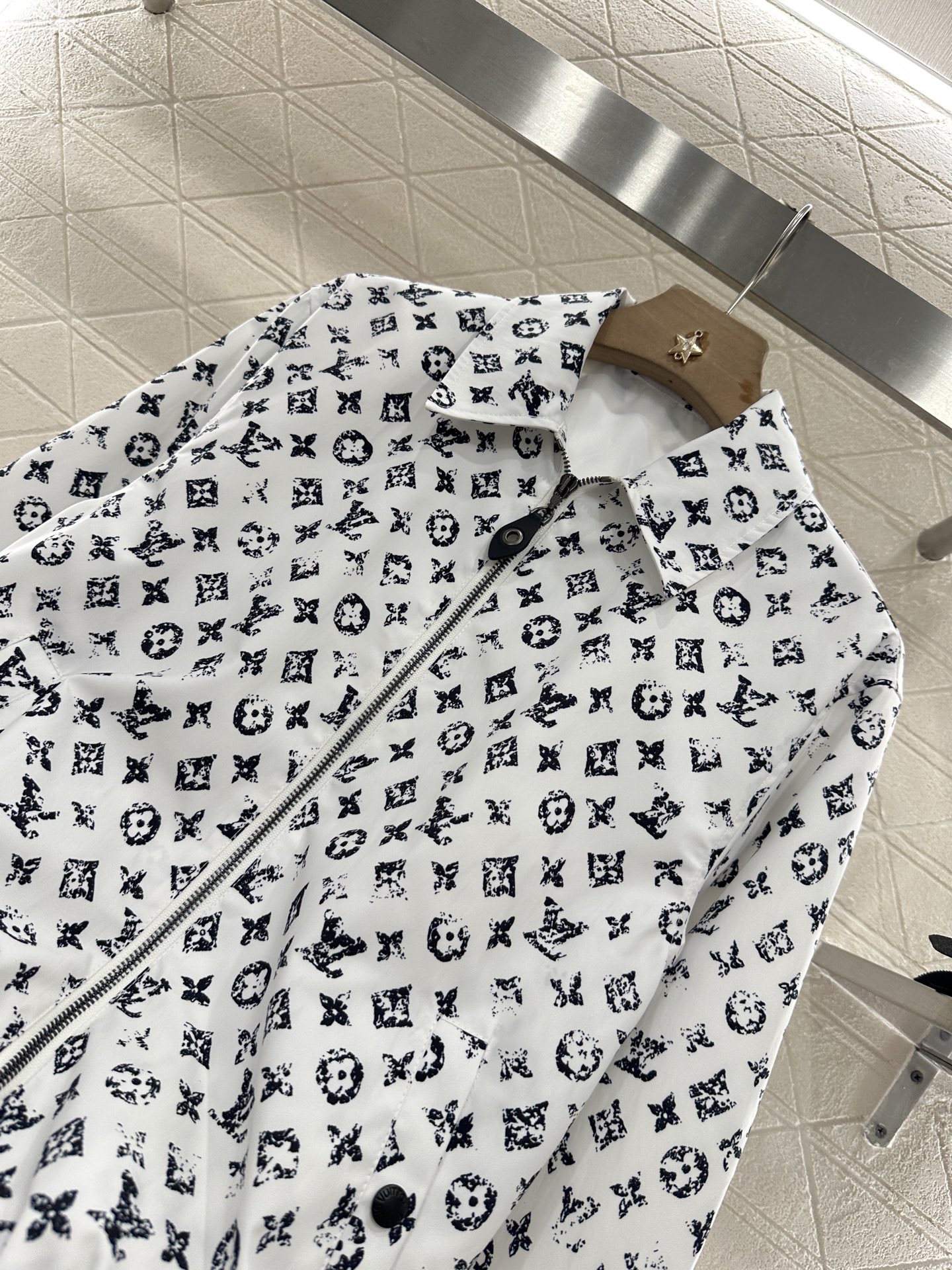 ♥Louis Vuitto*♥2025新品上架
      拉链翻领外套
定制YB进口斜纹稠材质 质感光