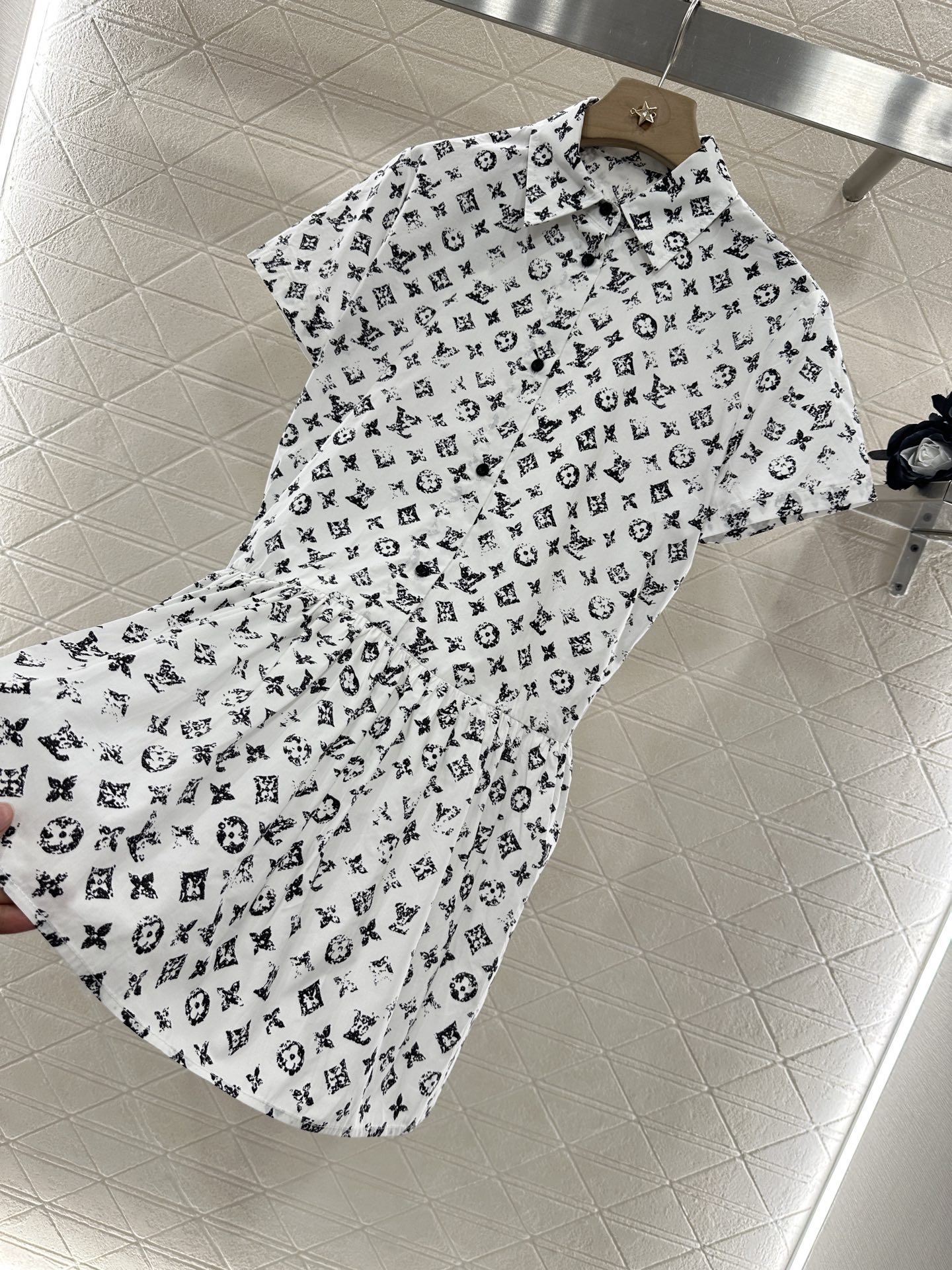 ♥Louis Vuitto*♥2025新品上架
      印花腰带短袖连衣裙
定制YB斜纹全棉材质 质
