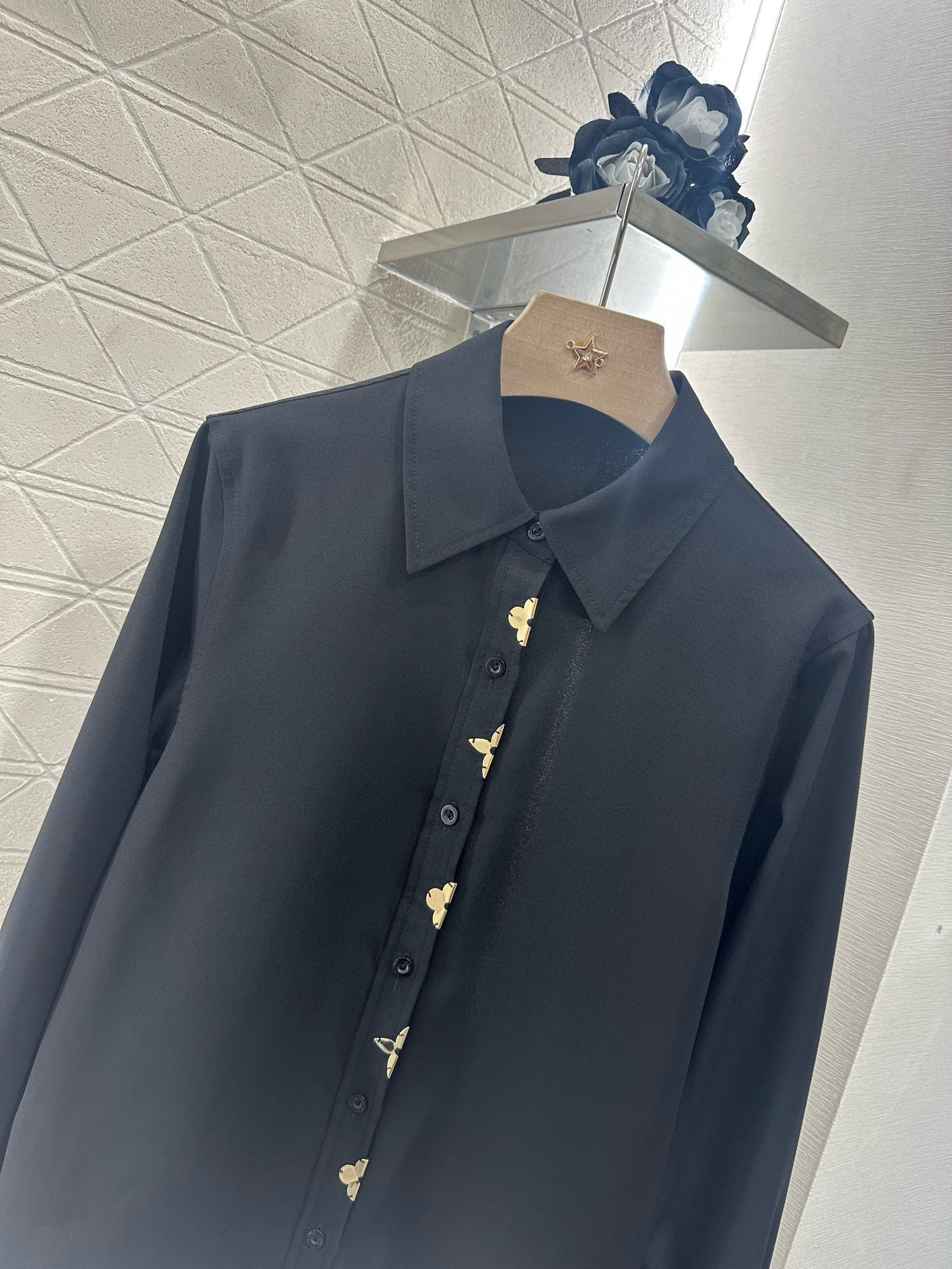 ♥Louis Vuitto*♥2025新品上架
     长袖衬衫半裙套装
定制YB进口斜纹稠材质 质感