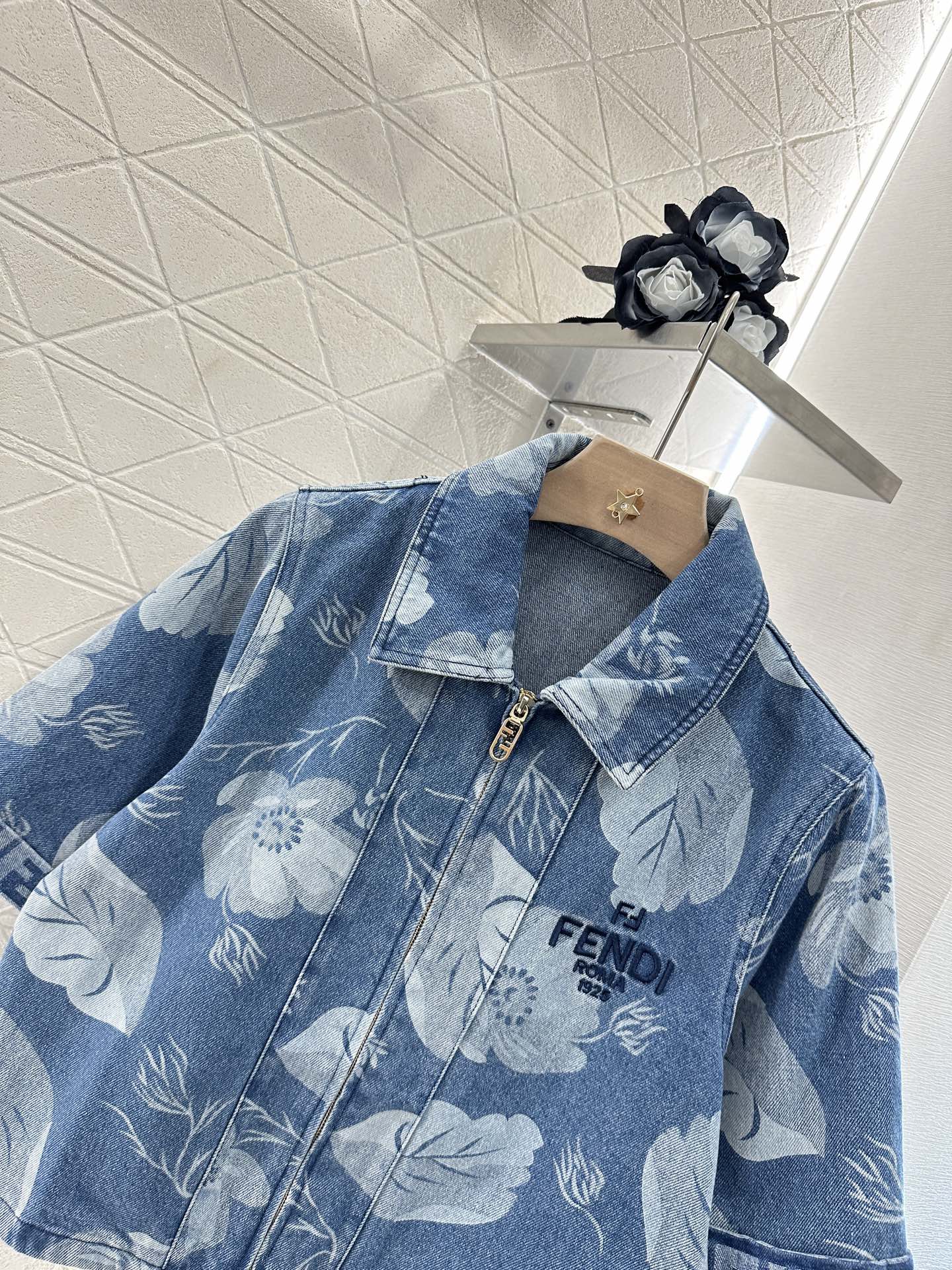 Fend* 2025 Laser Cowboy Jacket Shorts Set with Customized Jeans - 图片 3