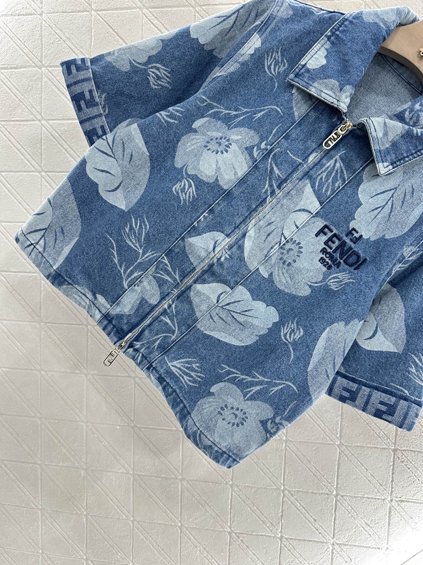 Fend* 2025 Laser Cowboy Jacket Shorts Set with Customized Jeans - 图片 5