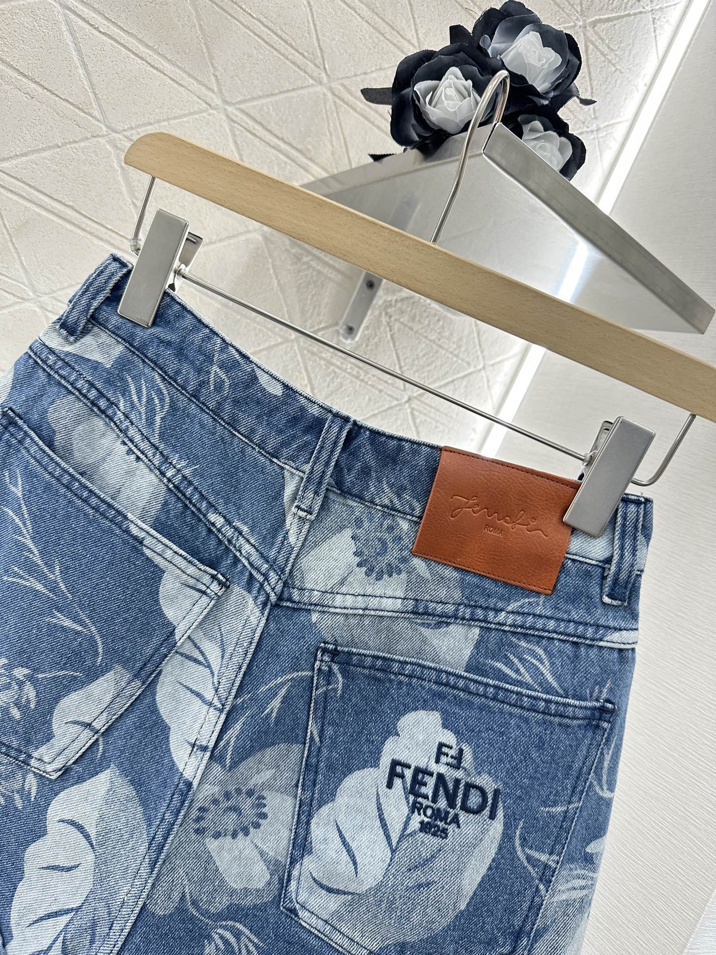 Fend* 2025 Laser Cowboy Jacket Shorts Set with Customized Jeans - 图片 9