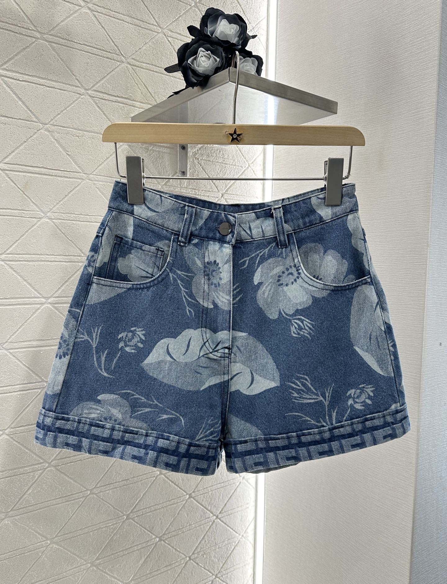 Fend* 2025 Laser Cowboy Jacket Shorts Set with Customized Jeans - 图片 7