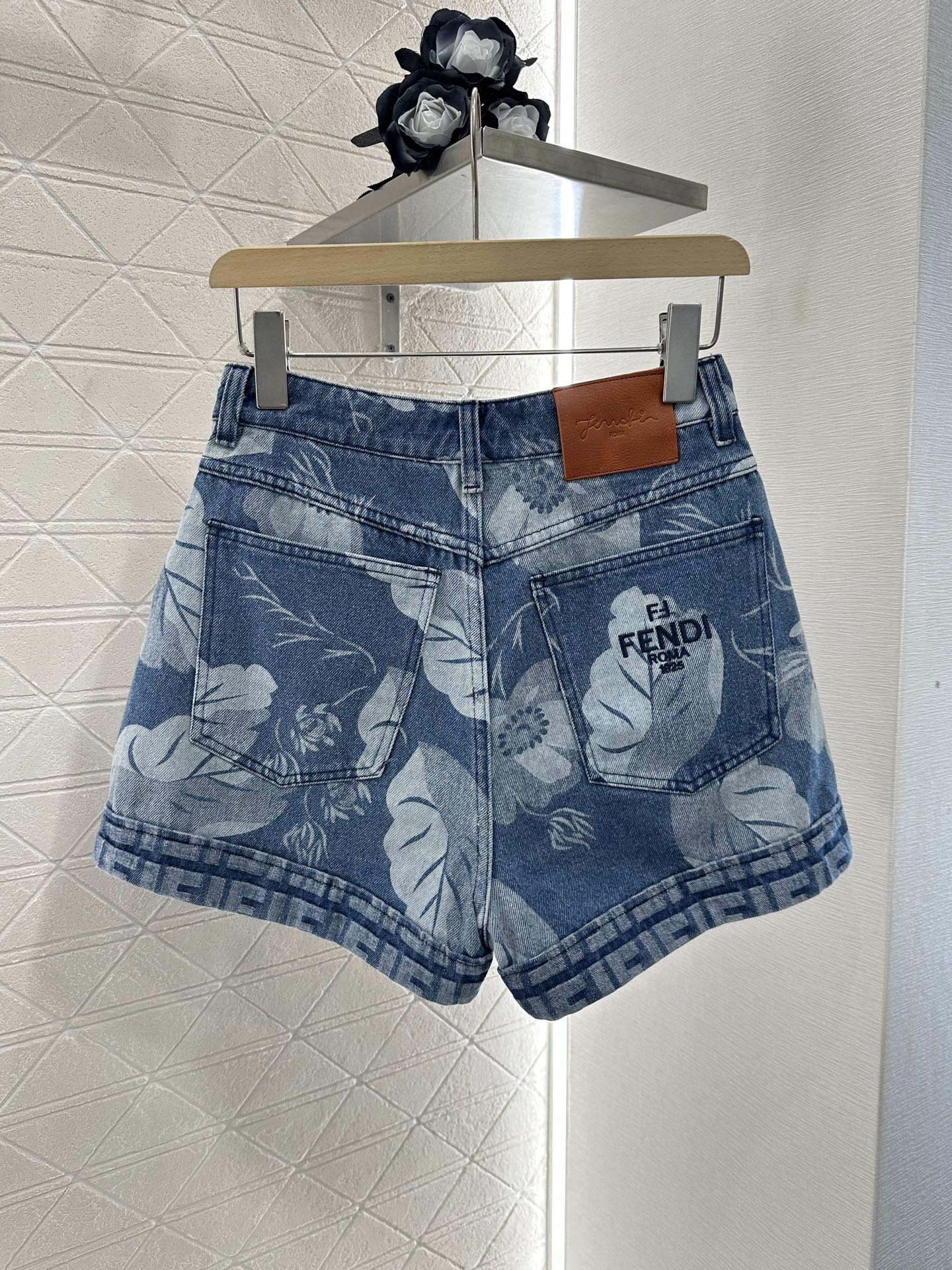 Fend* 2025 Laser Cowboy Jacket Shorts Set with Customized Jeans - 图片 8