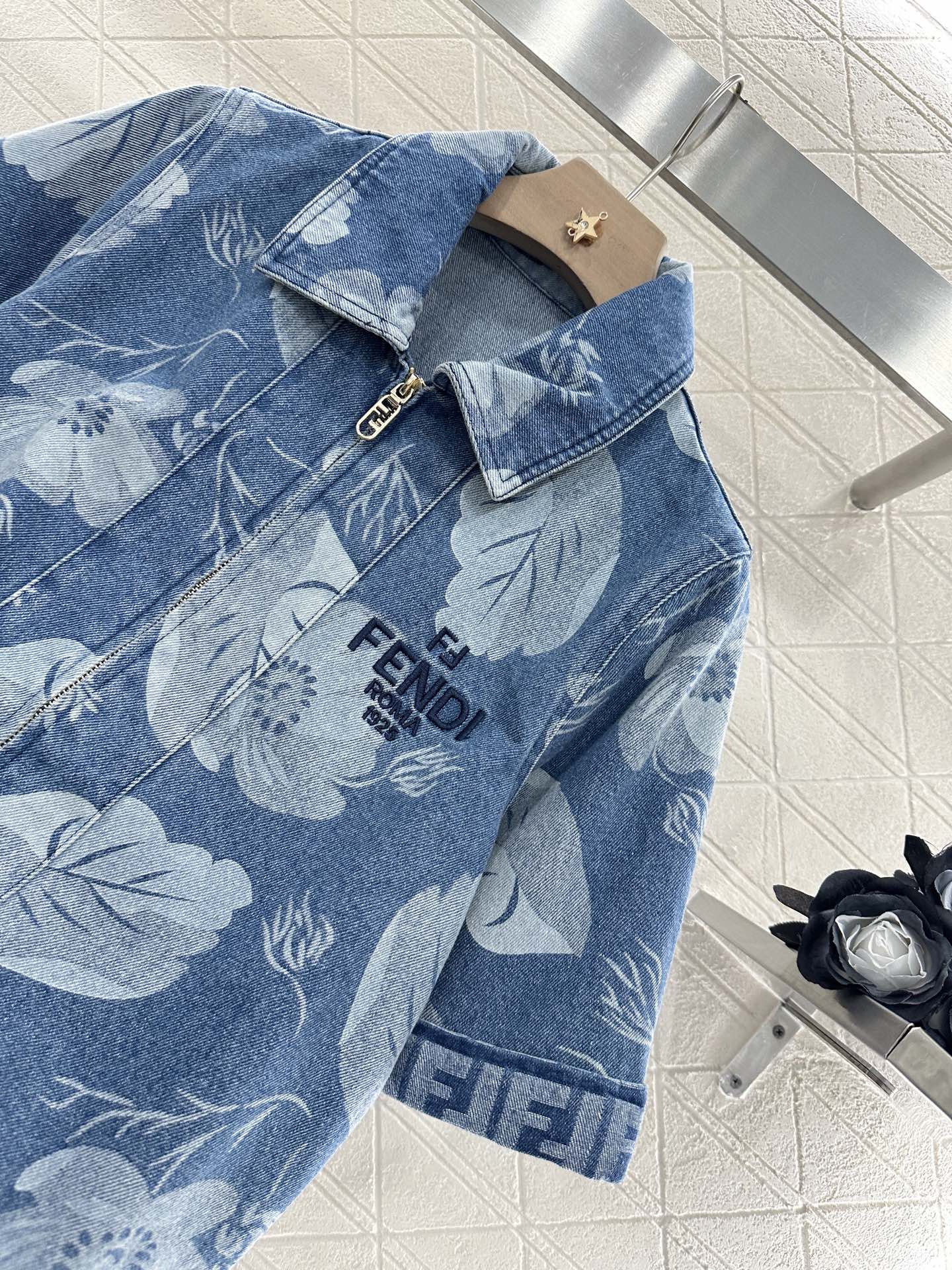 Fend* 2025 Laser Cowboy Jacket Shorts Set with Customized Jeans - 图片 4