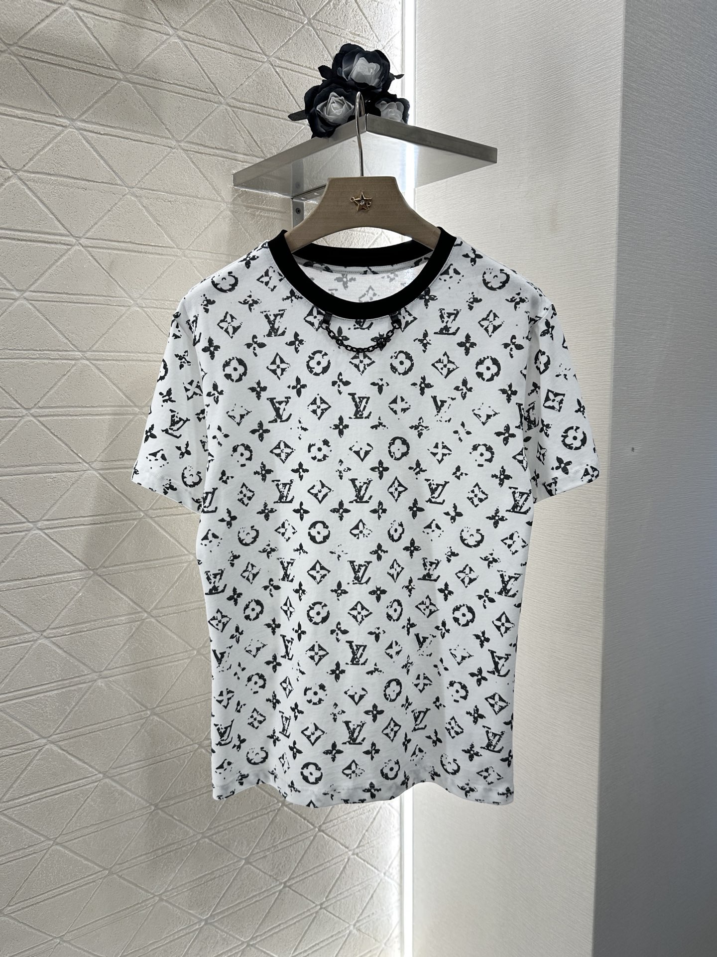 Custom Louis Vuitton Package and 2025 Fashion Trends: High-Quality Cotton T-Shirt Customization - 图片 1