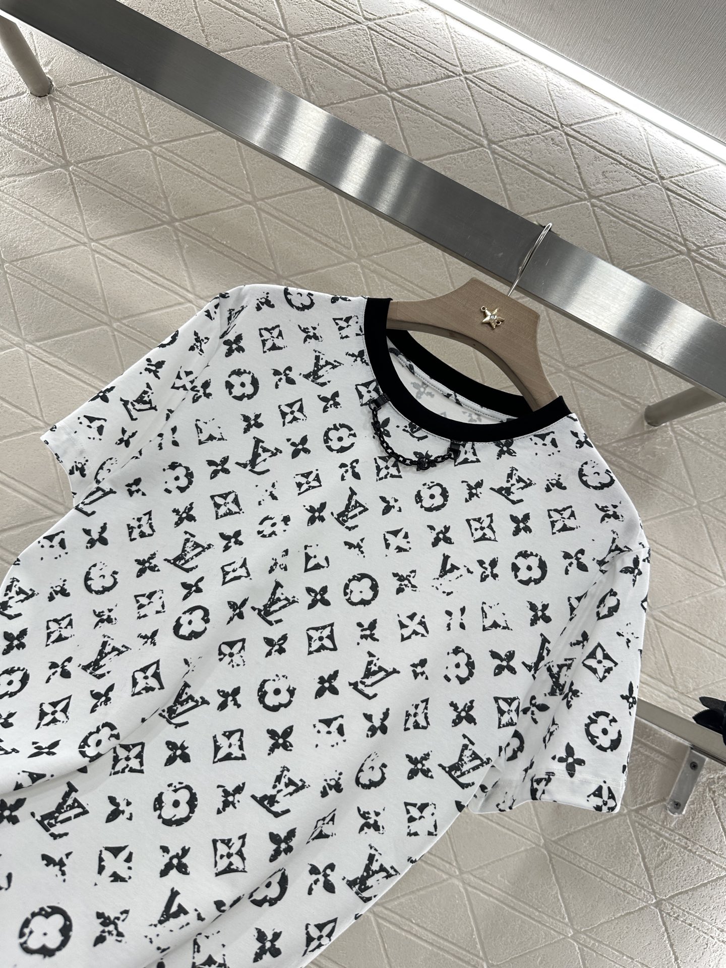 Custom Louis Vuitton Package and 2025 Fashion Trends: High-Quality Cotton T-Shirt Customization - 图片 8