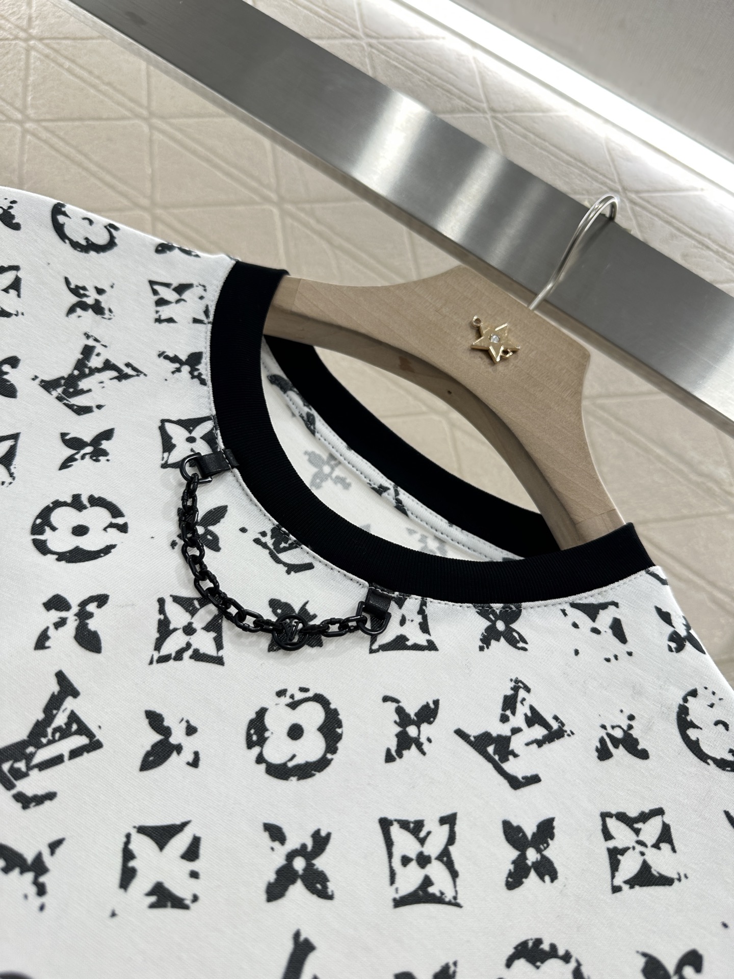 Custom Louis Vuitton Package and 2025 Fashion Trends: High-Quality Cotton T-Shirt Customization - 图片 7