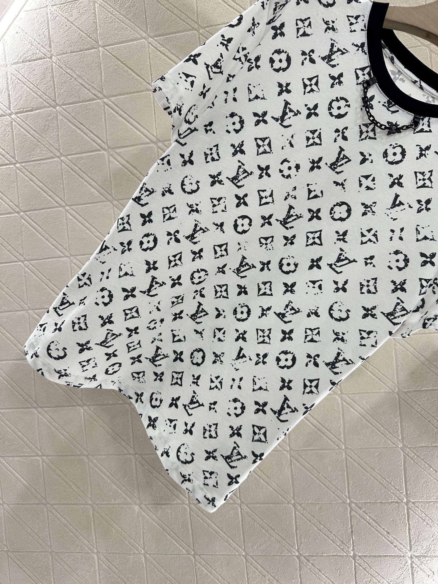 Custom Louis Vuitton Package and 2025 Fashion Trends: High-Quality Cotton T-Shirt Customization - 图片 5