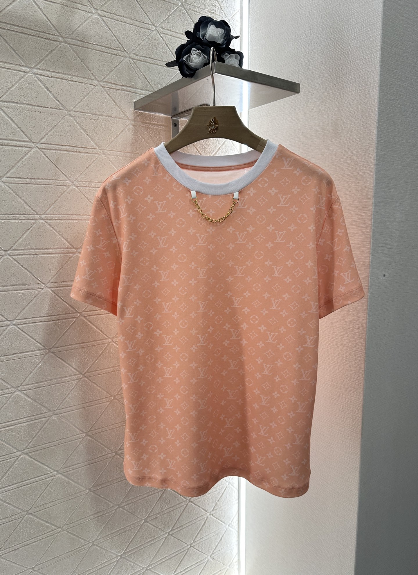 Louis Vuitton Package Tee: 2025 Fashion with Metal Chain Detail - 图片 1