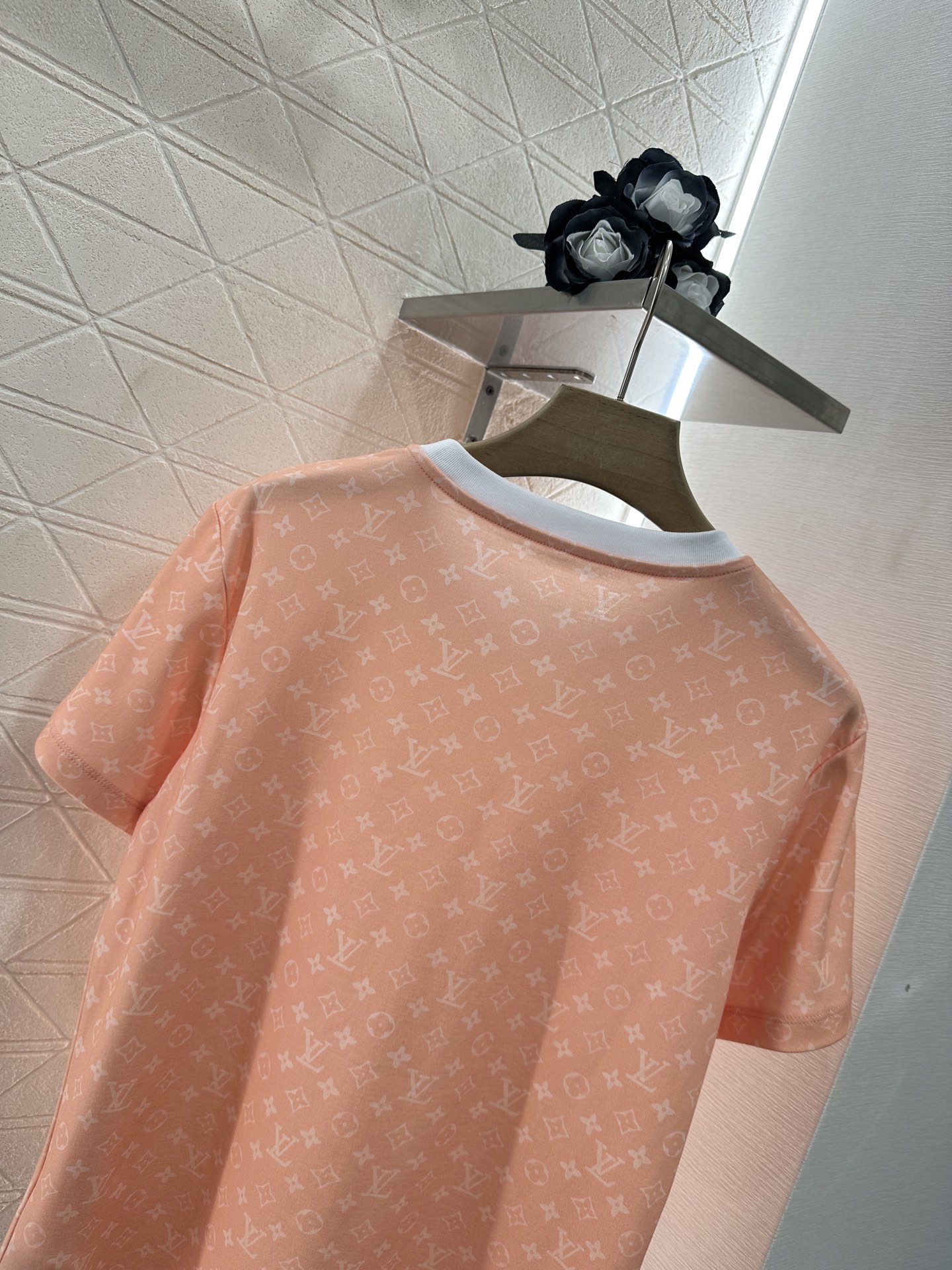 Louis Vuitton Package Tee: 2025 Fashion with Metal Chain Detail - 图片 4