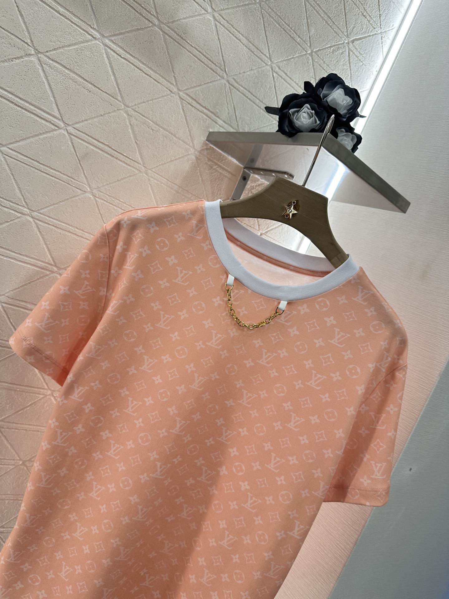 Louis Vuitton Package Tee: 2025 Fashion with Metal Chain Detail - 图片 3