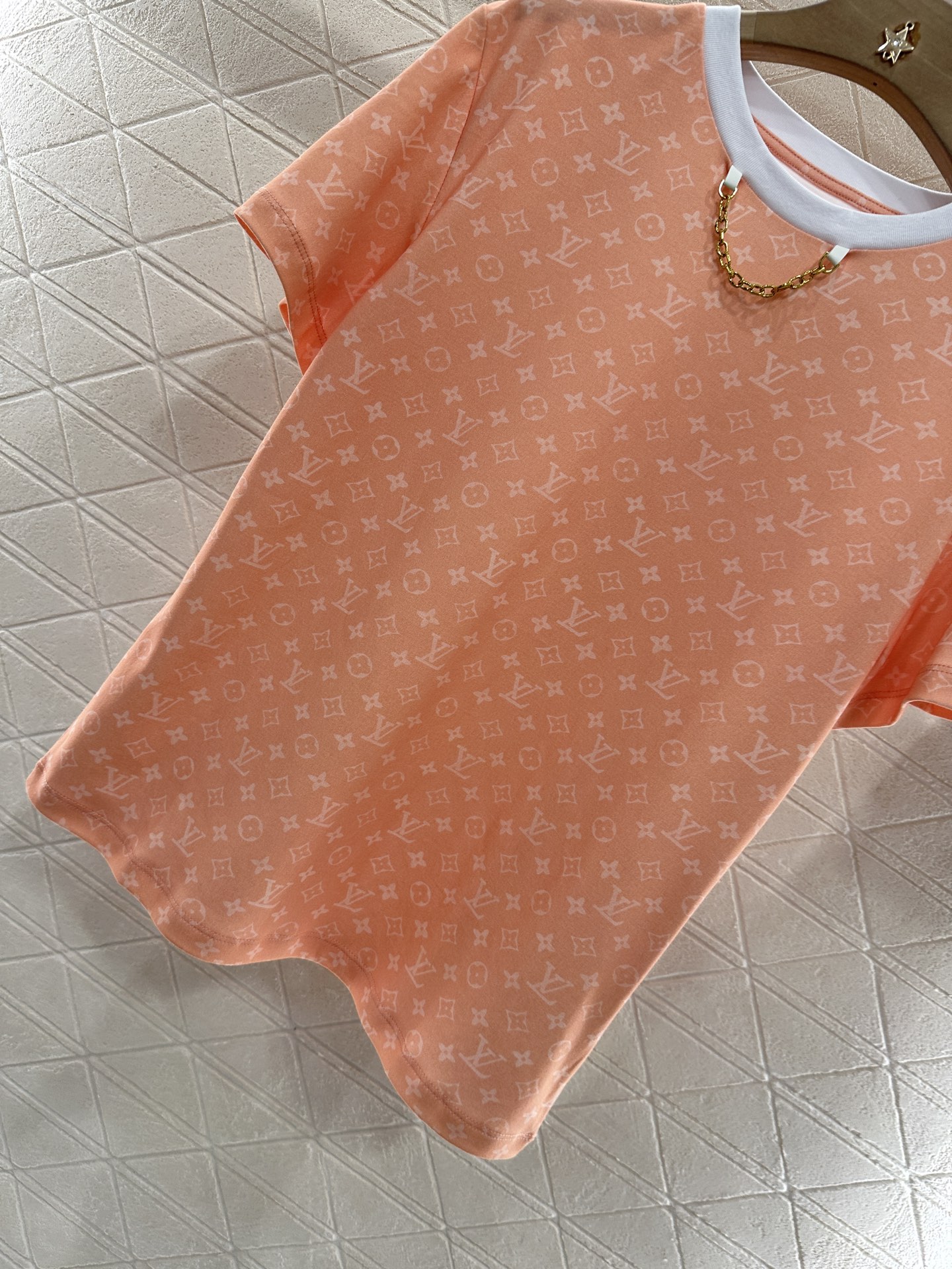 Louis Vuitton Package Tee: 2025 Fashion with Metal Chain Detail - 图片 5