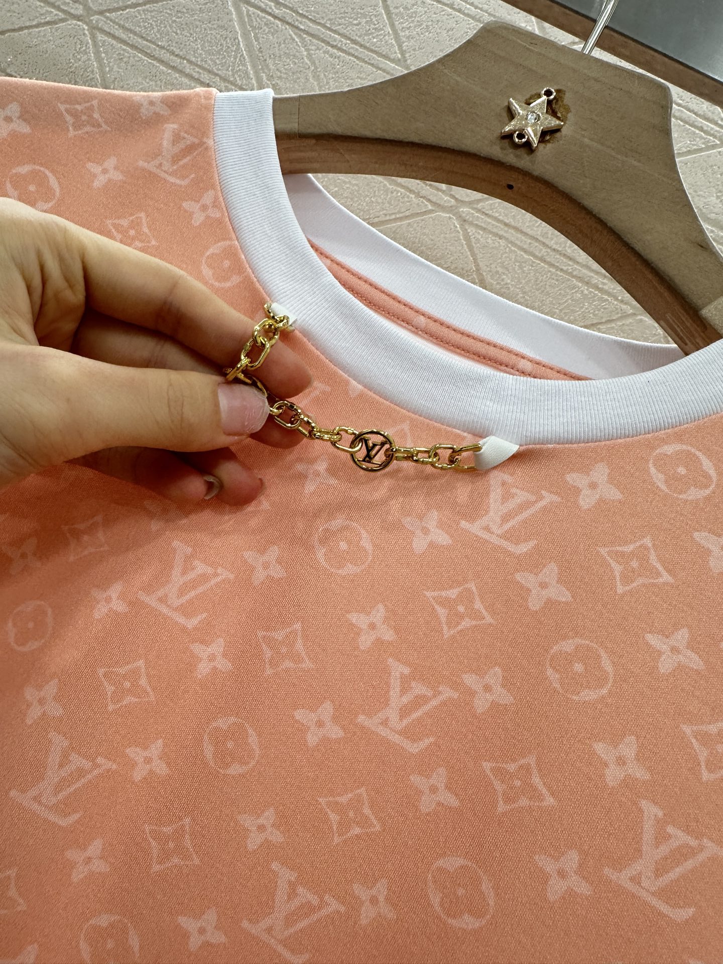Louis Vuitton Package Tee: 2025 Fashion with Metal Chain Detail - 图片 6