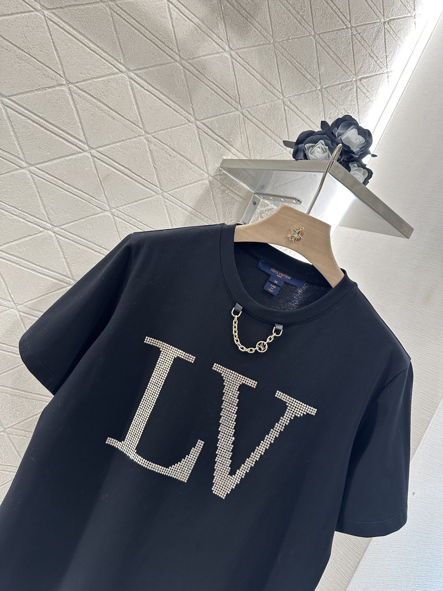 2025 Louis Vuitton Female Suit with Hot Diamond Chain and Customized YB Tee - 图片 3