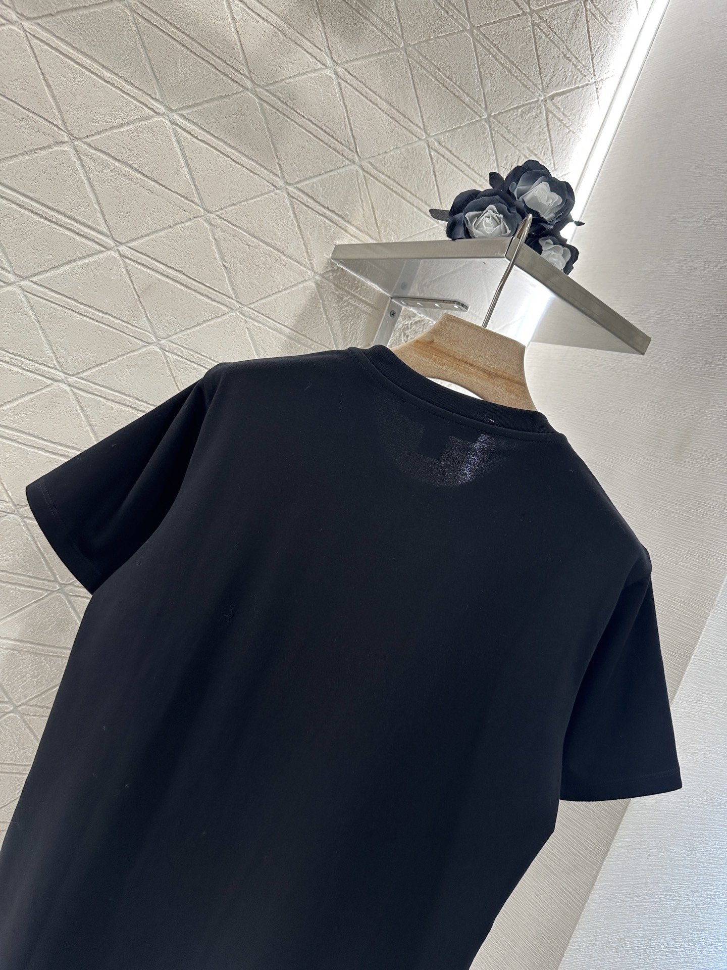 2025 Louis Vuitton Female Suit with Hot Diamond Chain and Customized YB Tee - 图片 4