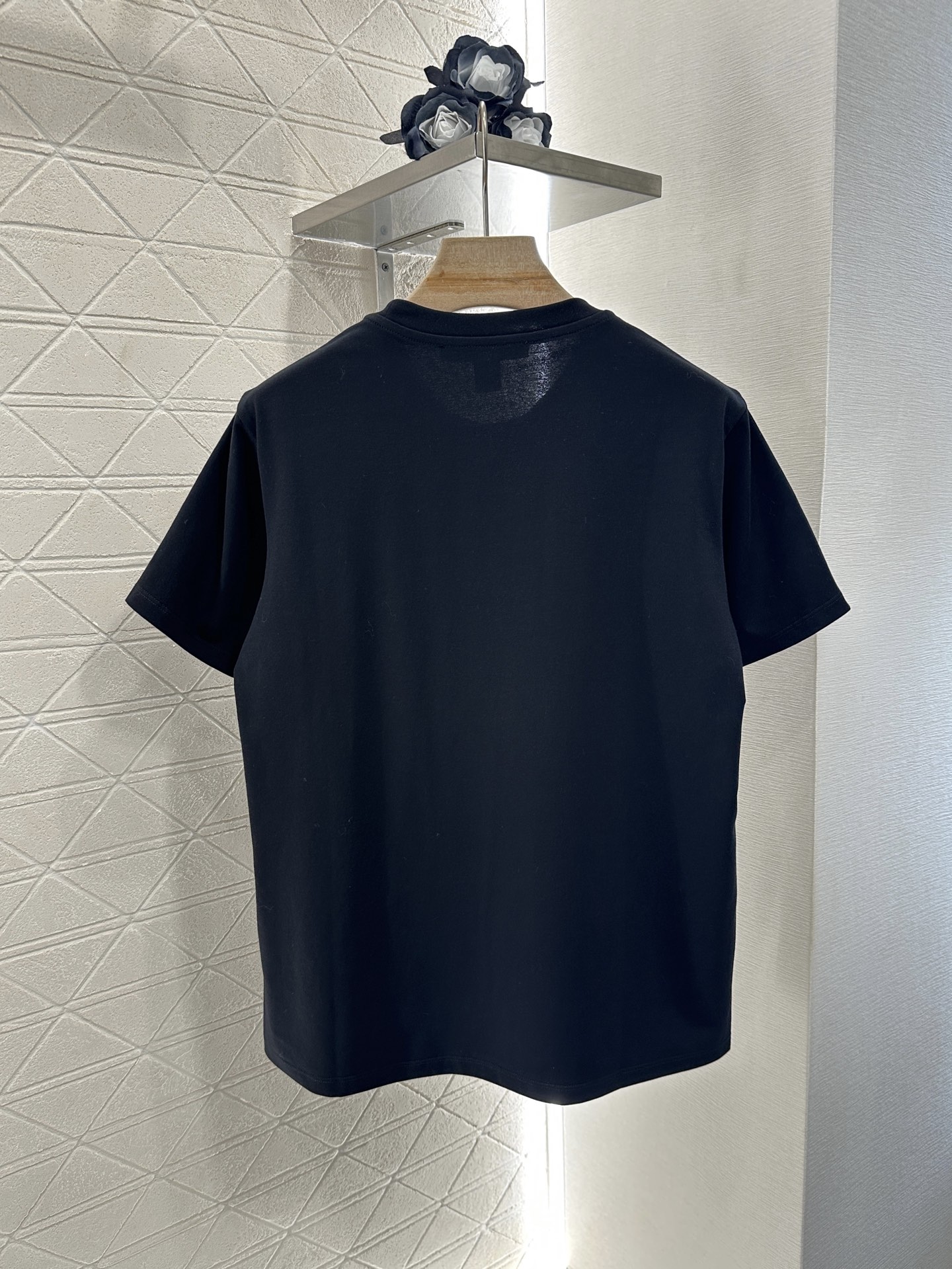 2025 Louis Vuitton Female Suit with Hot Diamond Chain and Customized YB Tee - 图片 2