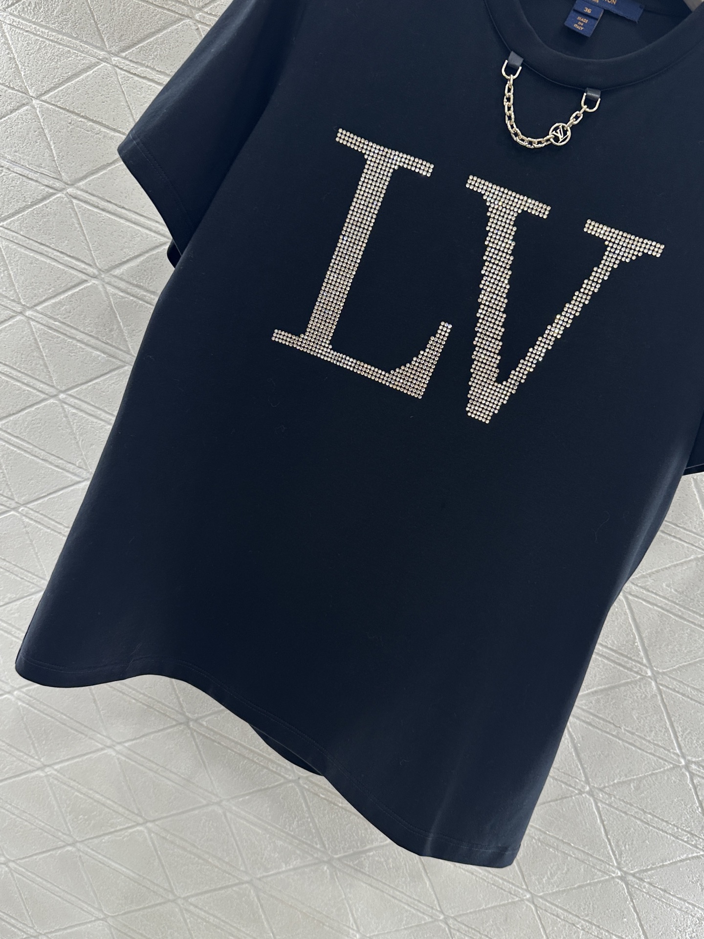 2025 Louis Vuitton Female Suit with Hot Diamond Chain and Customized YB Tee - 图片 5