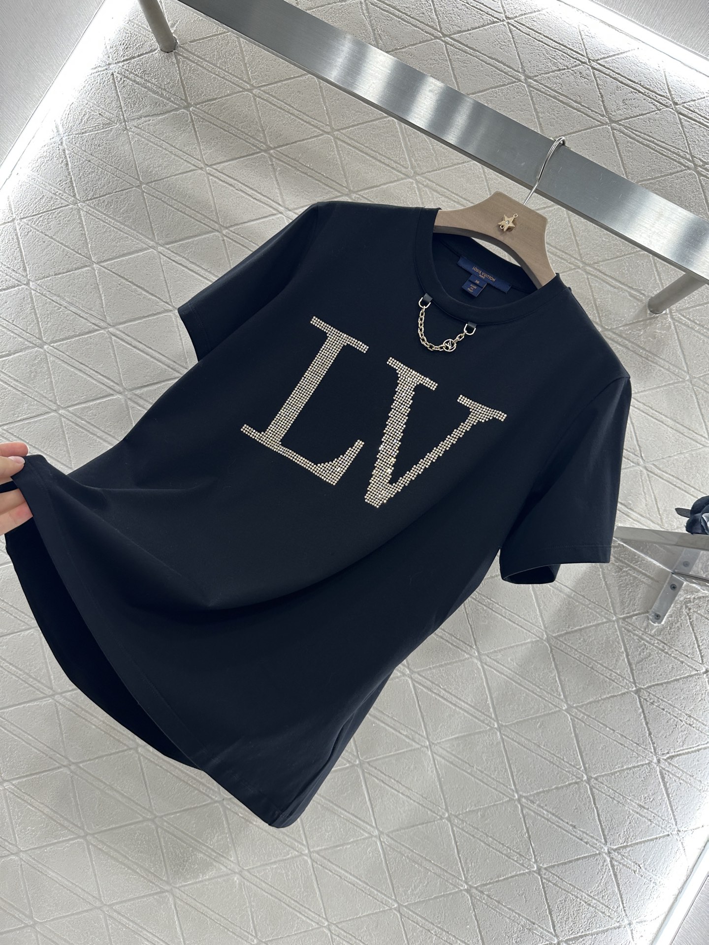 2025 Louis Vuitton Female Suit with Hot Diamond Chain and Customized YB Tee - 图片 6