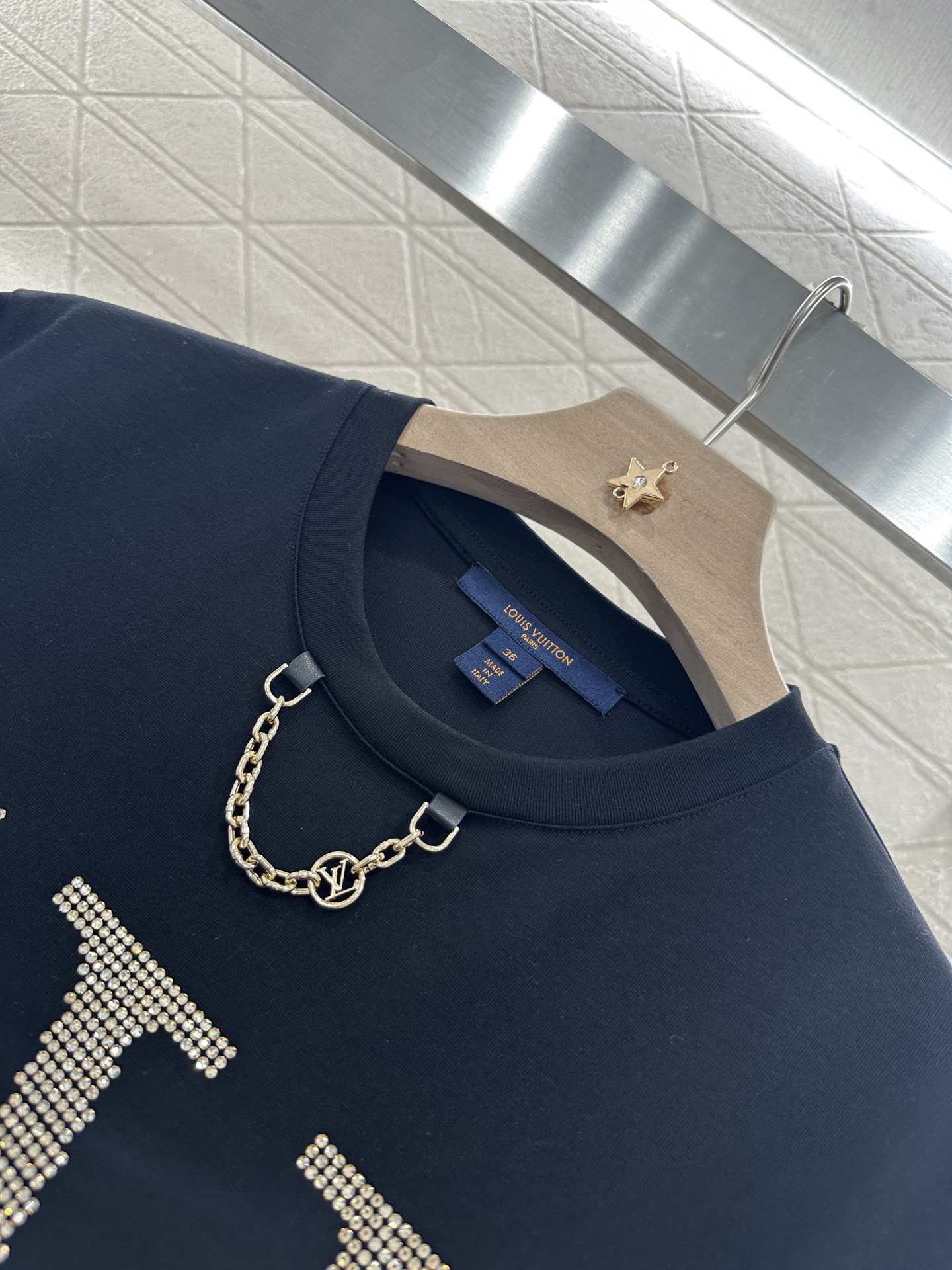 2025 Louis Vuitton Female Suit with Hot Diamond Chain and Customized YB Tee - 图片 7