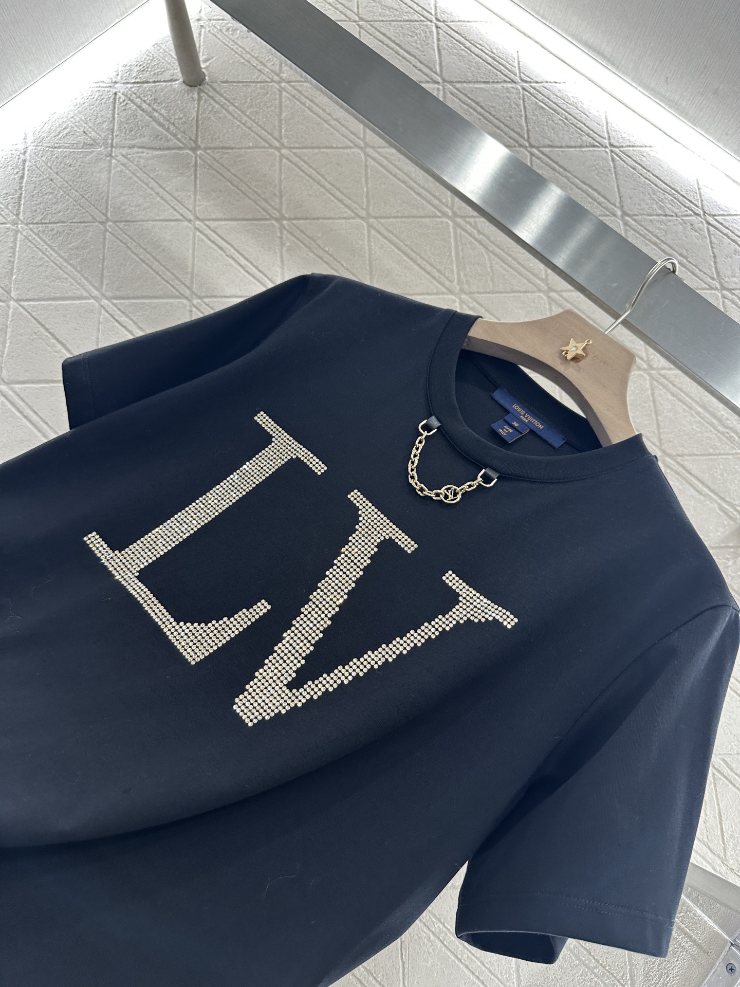 2025 Louis Vuitton Female Suit with Hot Diamond Chain and Customized YB Tee - 图片 8
