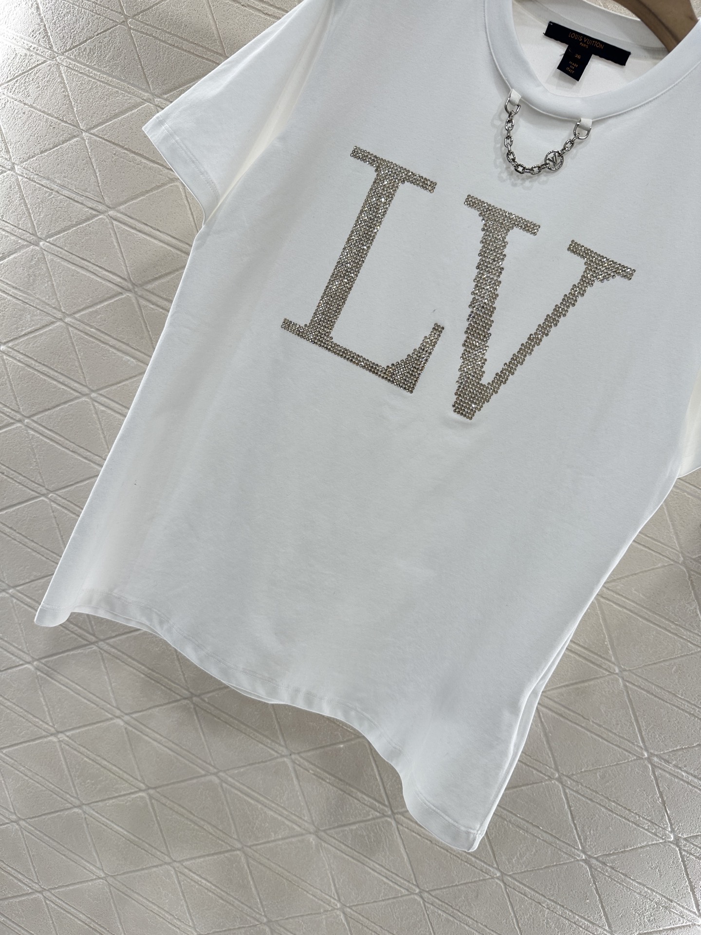 2025 Louis Vuitton Diamond Chain Tee and Custom YB T-Shirt with Unique Details - 图片 5