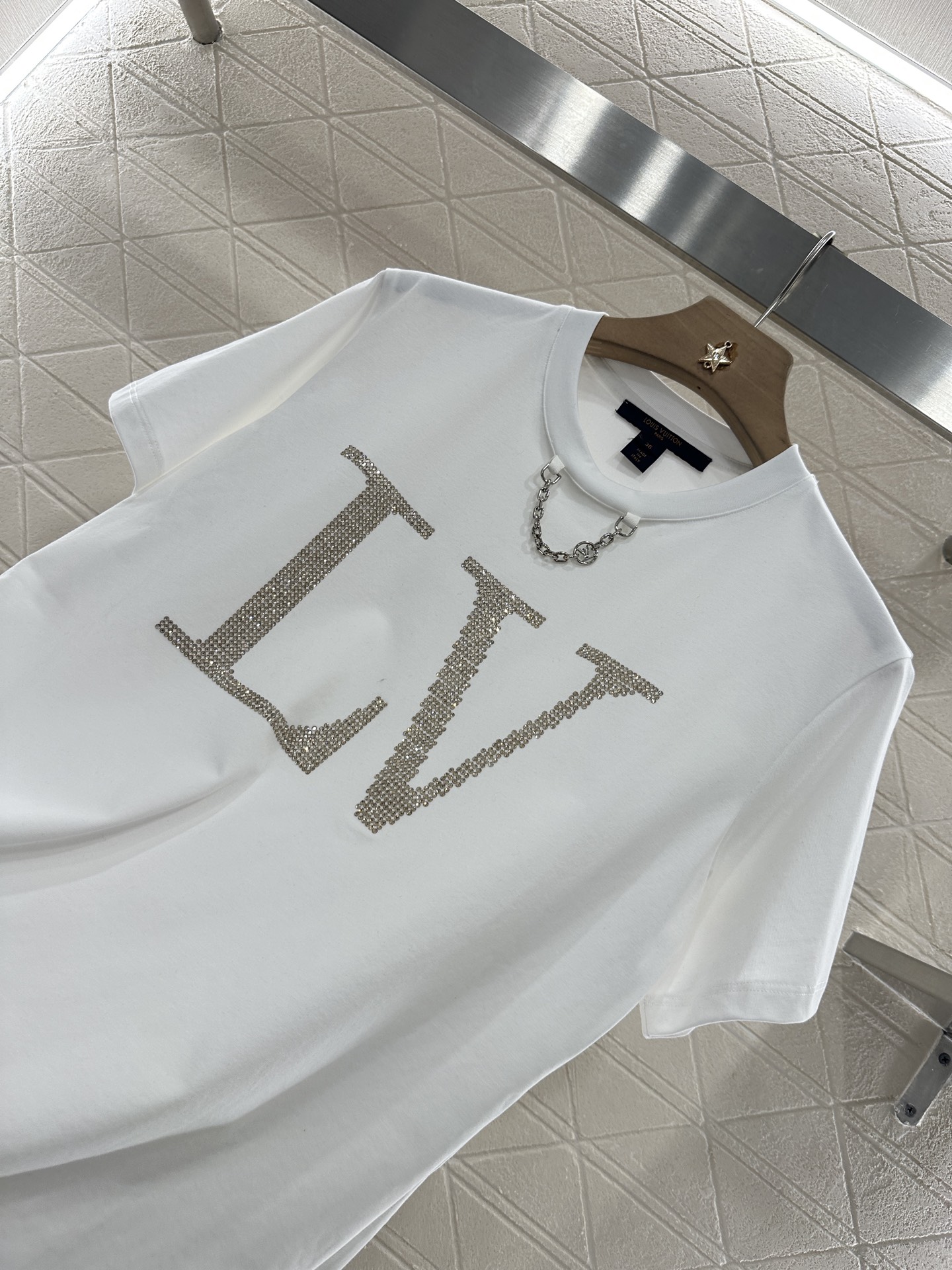 2025 Louis Vuitton Diamond Chain Tee and Custom YB T-Shirt with Unique Details - 图片 8