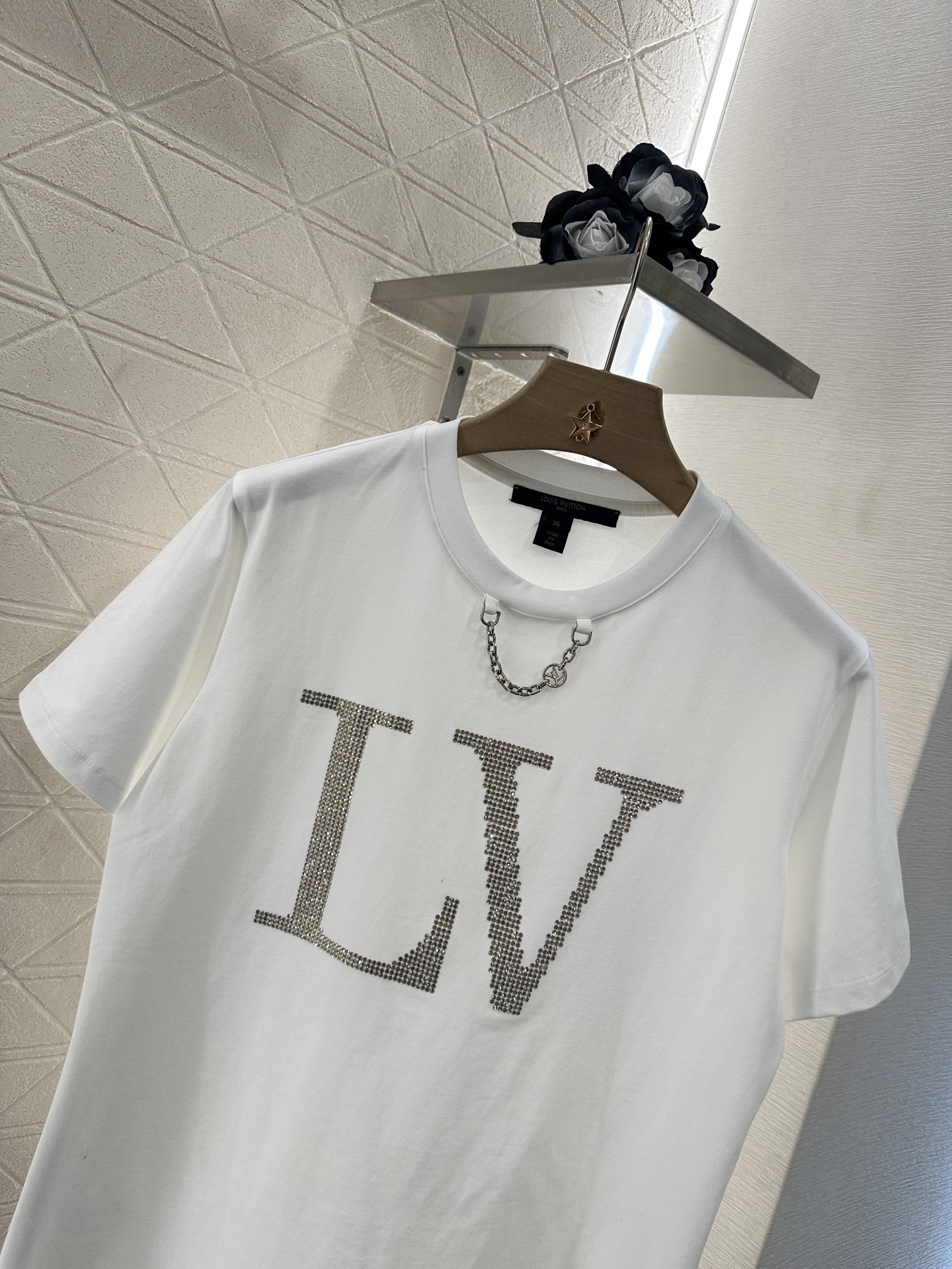 2025 Louis Vuitton Diamond Chain Tee and Custom YB T-Shirt with Unique Details - 图片 3