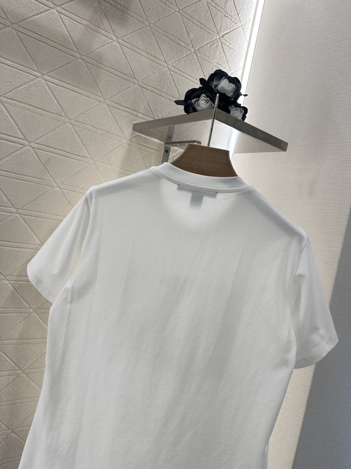 2025 Louis Vuitton Diamond Chain Tee and Custom YB T-Shirt with Unique Details - 图片 4