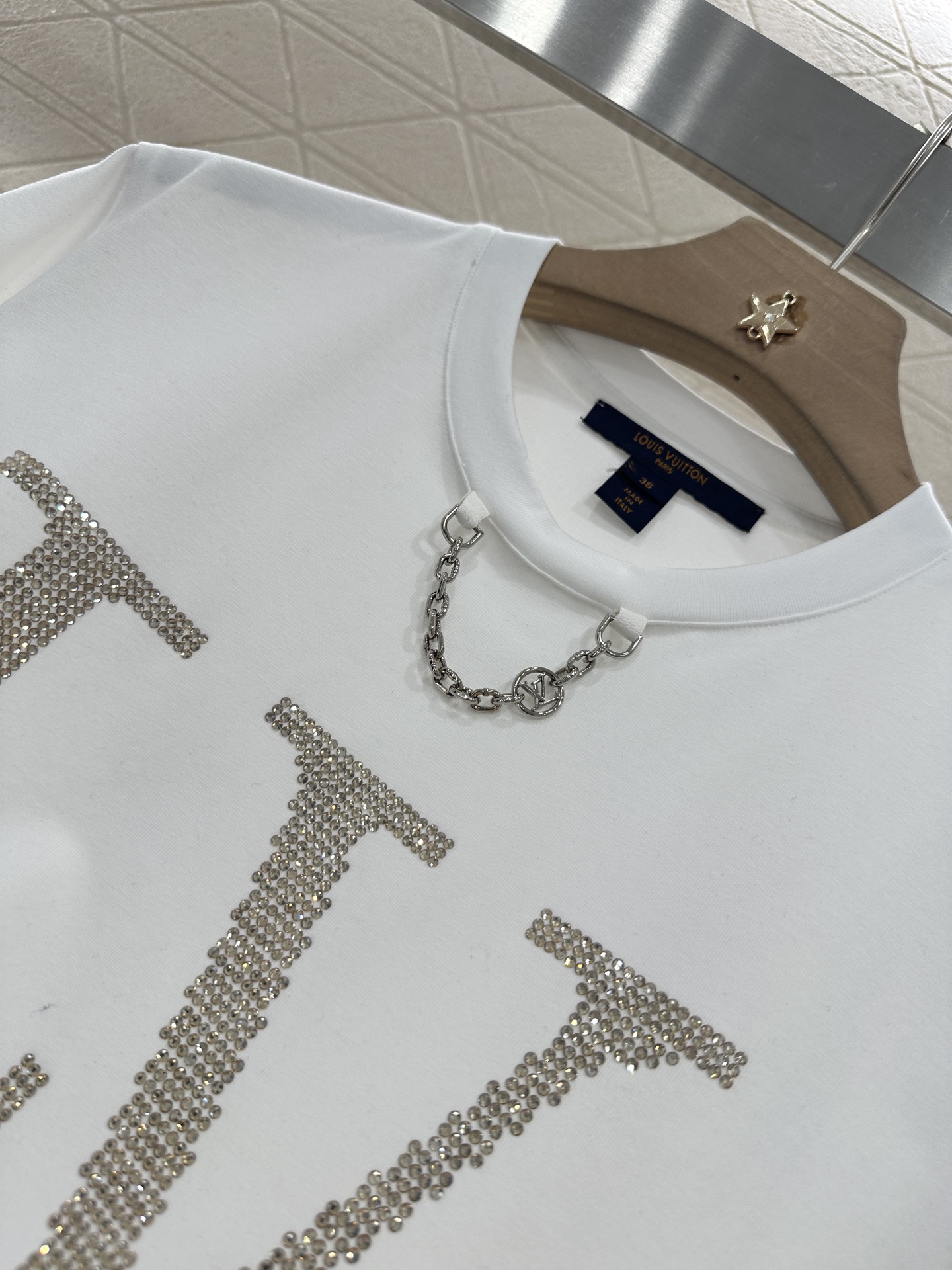 2025 Louis Vuitton Diamond Chain Tee and Custom YB T-Shirt with Unique Details - 图片 7