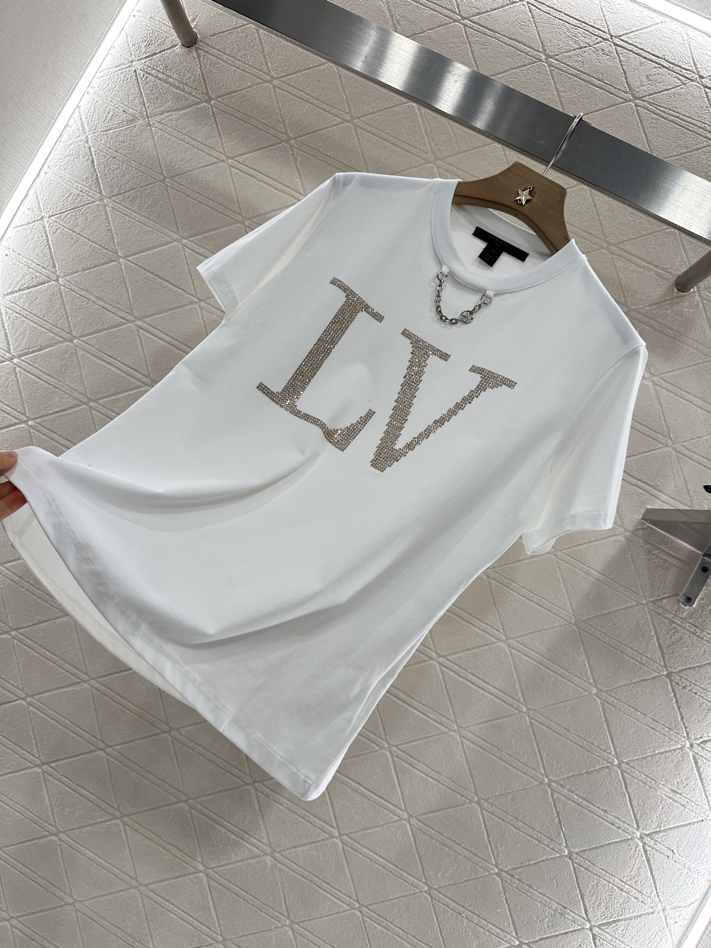 2025 Louis Vuitton Diamond Chain Tee and Custom YB T-Shirt with Unique Details - 图片 6