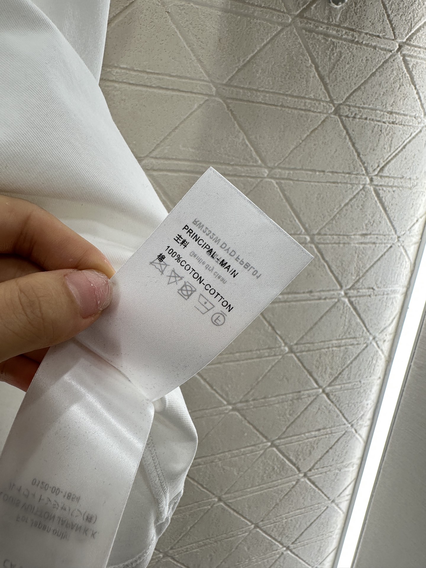 2025 Louis Vuitton Diamond Chain Tee and Custom YB T-Shirt with Unique Details - 图片 9