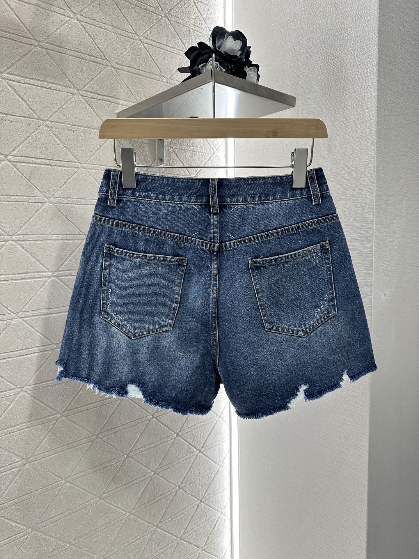 New MM6 Women’s Cowboy Shorts: Customized High-Waist Jeans with Retro Styling and Fermented Wash. - 图片 2