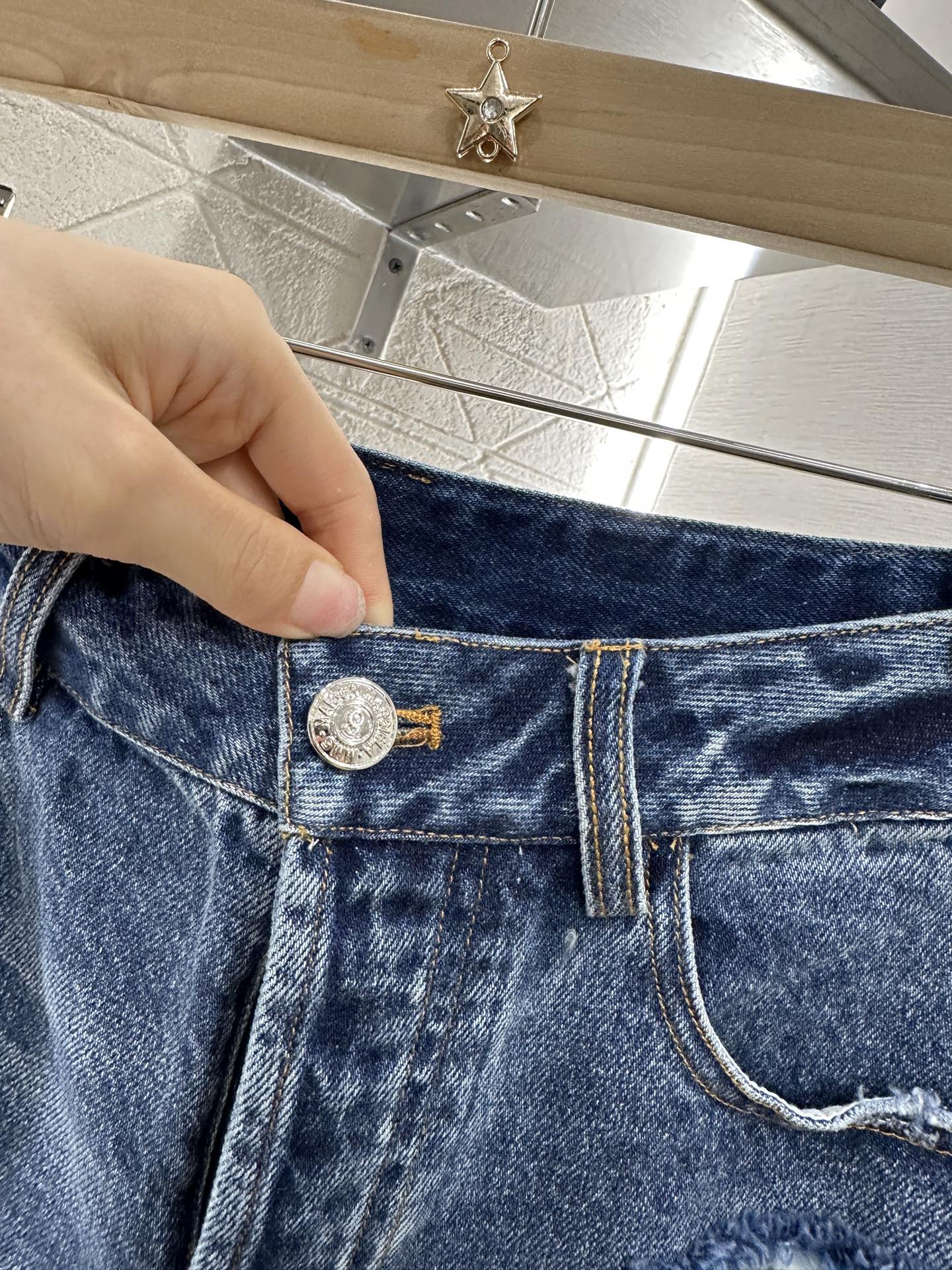 New MM6 Women’s Cowboy Shorts: Customized High-Waist Jeans with Retro Styling and Fermented Wash. - 图片 6