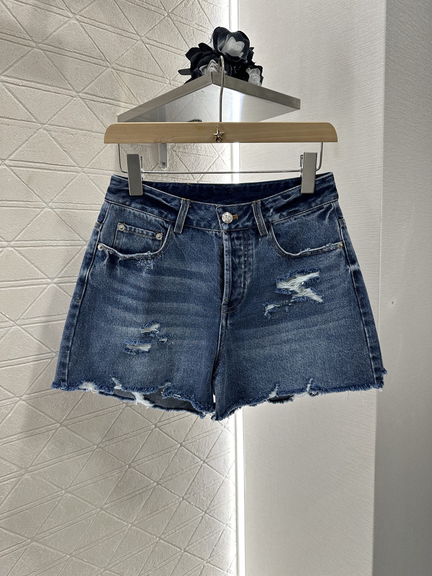 New MM6 Women’s Cowboy Shorts: Customized High-Waist Jeans with Retro Styling and Fermented Wash. - 图片 1