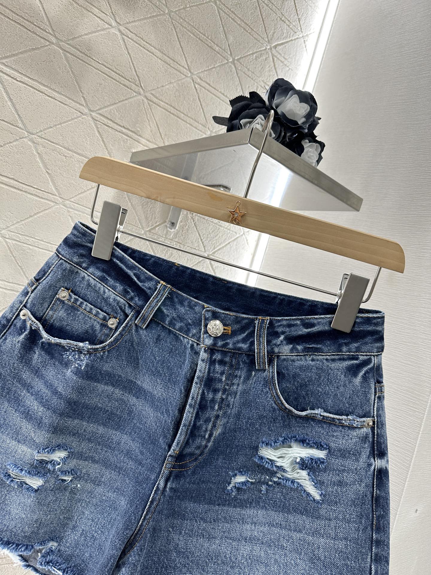 New MM6 Women’s Cowboy Shorts: Customized High-Waist Jeans with Retro Styling and Fermented Wash. - 图片 3