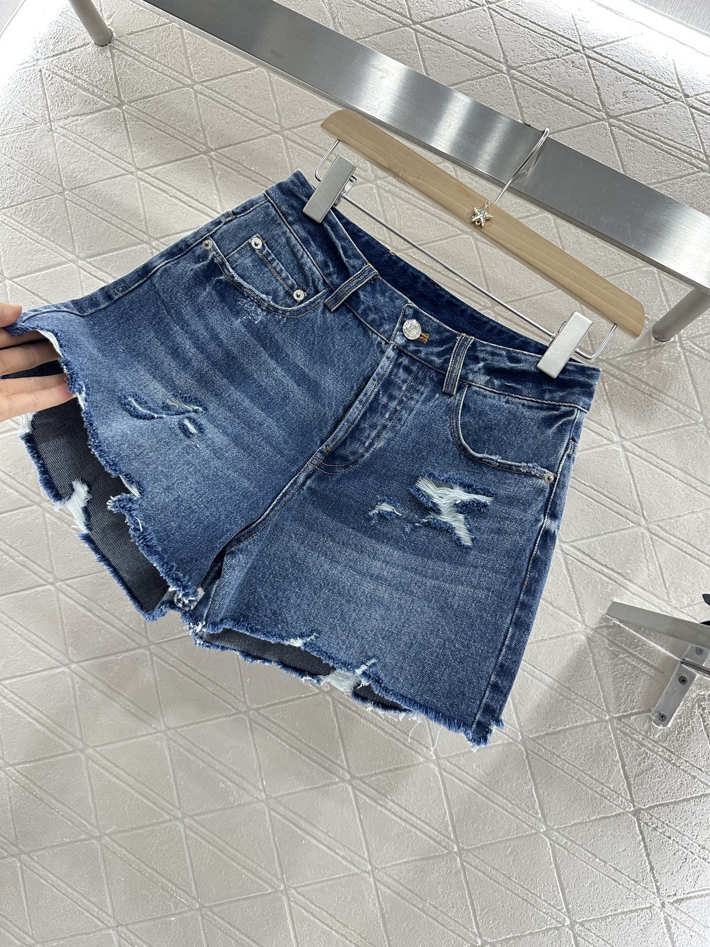 New MM6 Women’s Cowboy Shorts: Customized High-Waist Jeans with Retro Styling and Fermented Wash. - 图片 8