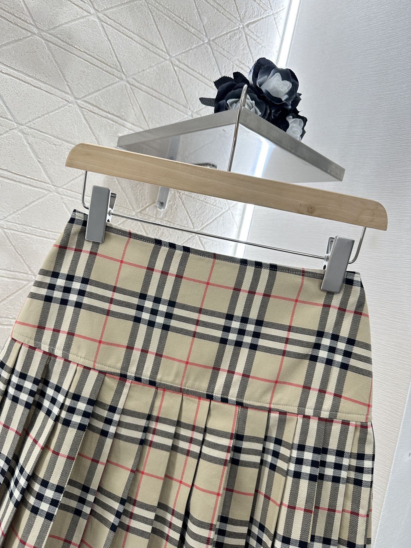 Burberry 2025 New Product: High-Waist Glitter Skirt for Women - 图片 4