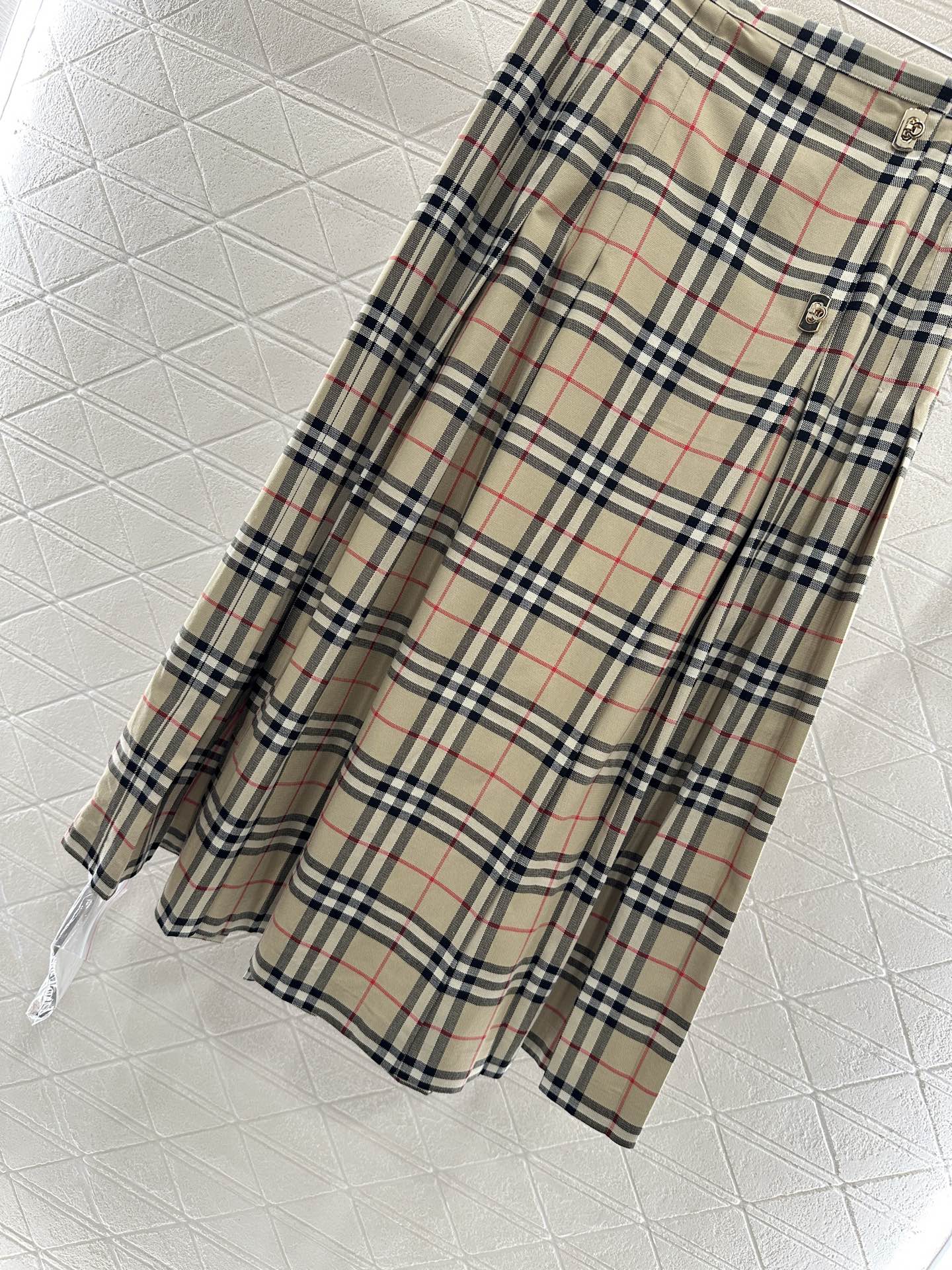 Burberry 2025 New Product: P644 One-Size-Fits-All Female Suit with Glitter and Comfort - 图片 5
