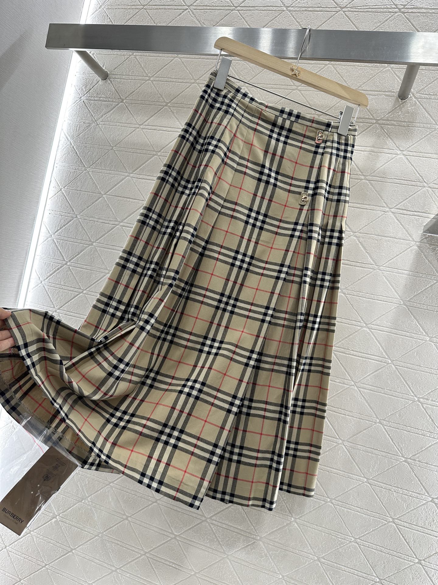Burberry 2025 New Product: P644 One-Size-Fits-All Female Suit with Glitter and Comfort - 图片 6