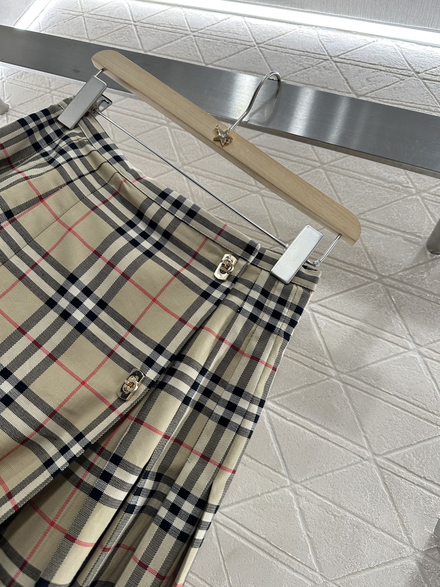 Burberry 2025 New Product: P644 One-Size-Fits-All Female Suit with Glitter and Comfort - 图片 7