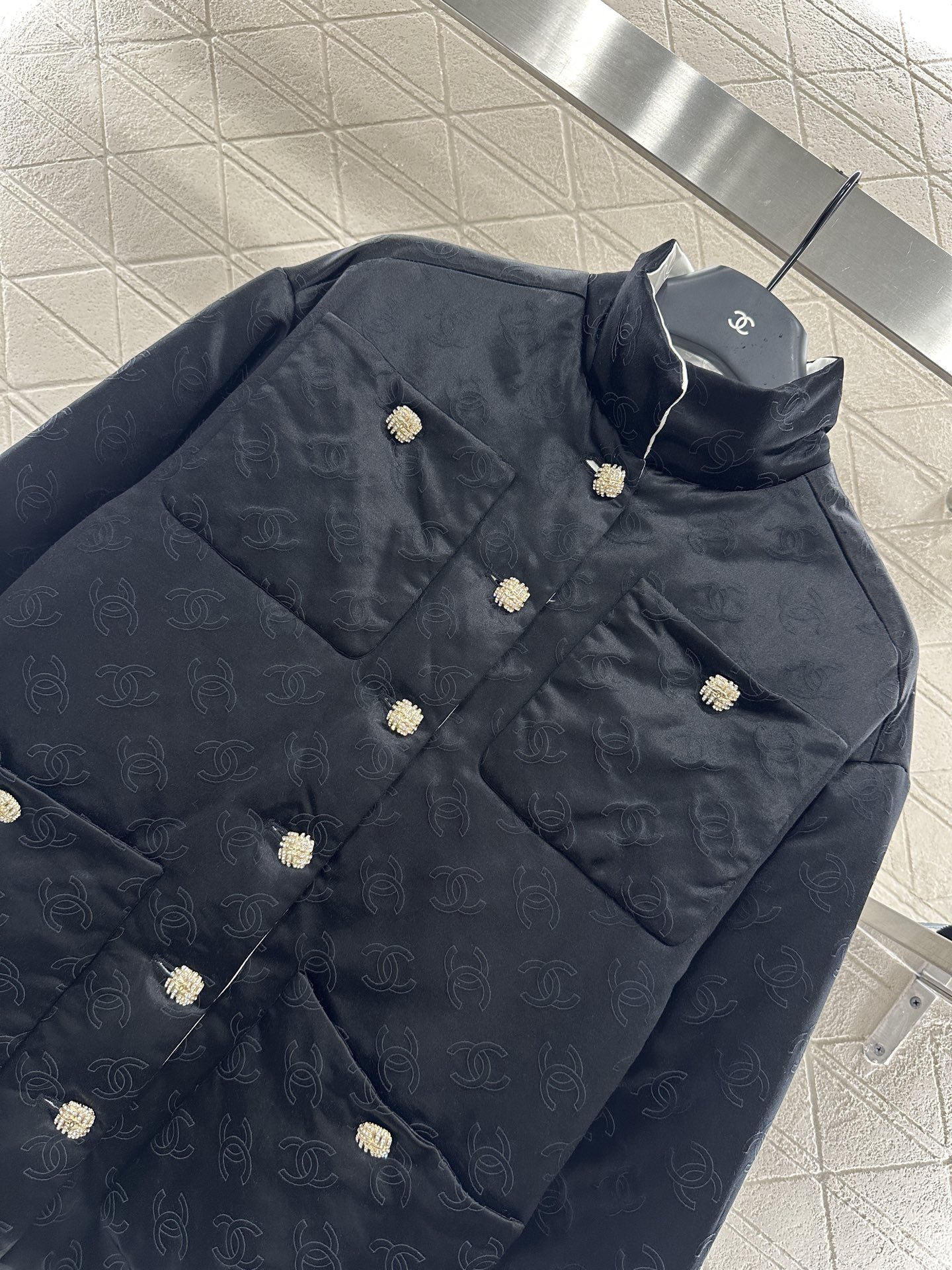 ♥Chane*♥2025新品上架
      提花真丝棉服外套
定制YB进口提花真丝棉材质 内里羽绒棉填
