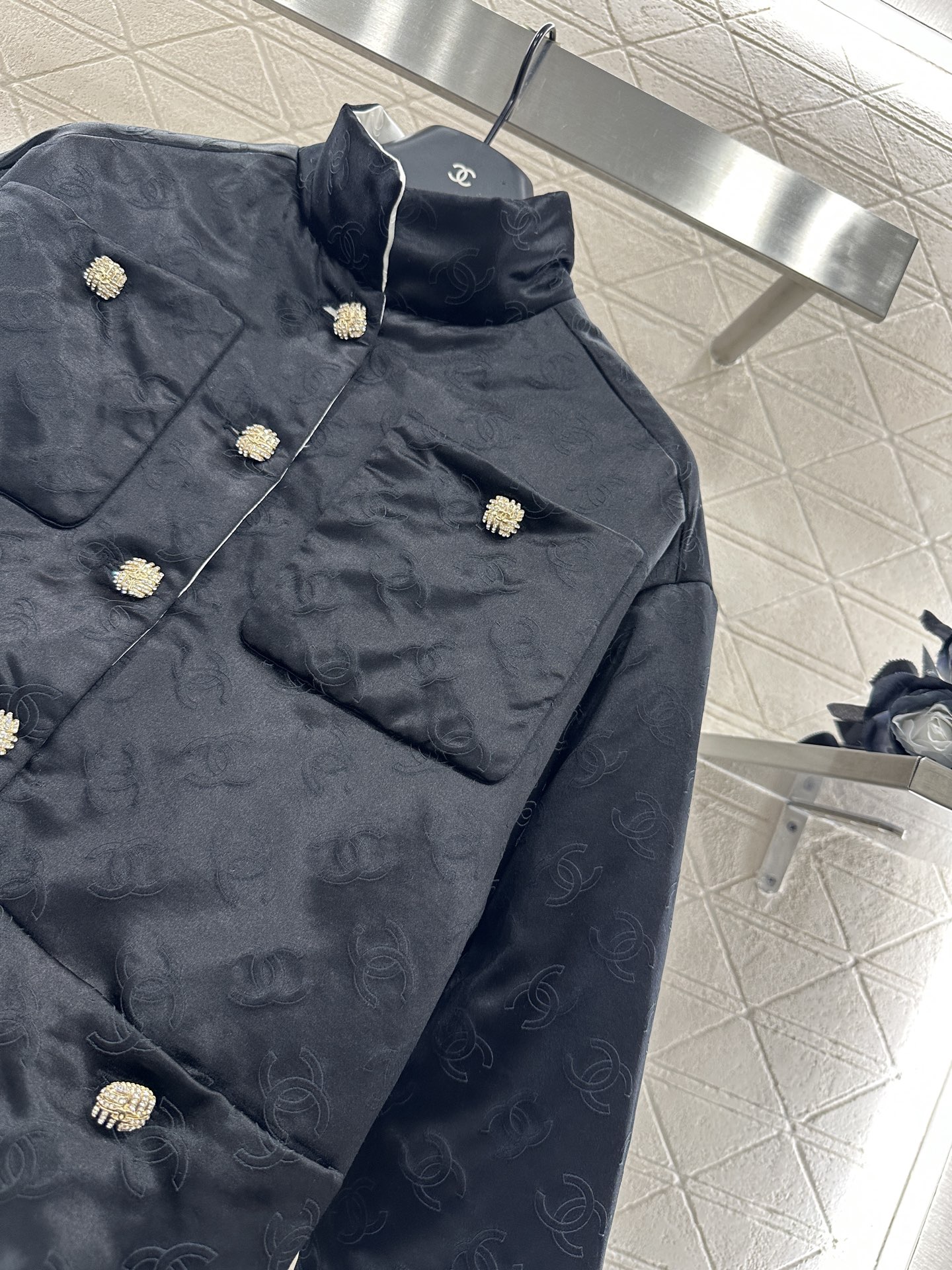 ♥Chane*♥2025新品上架
      提花真丝棉服外套
定制YB进口提花真丝棉材质 内里羽绒棉填