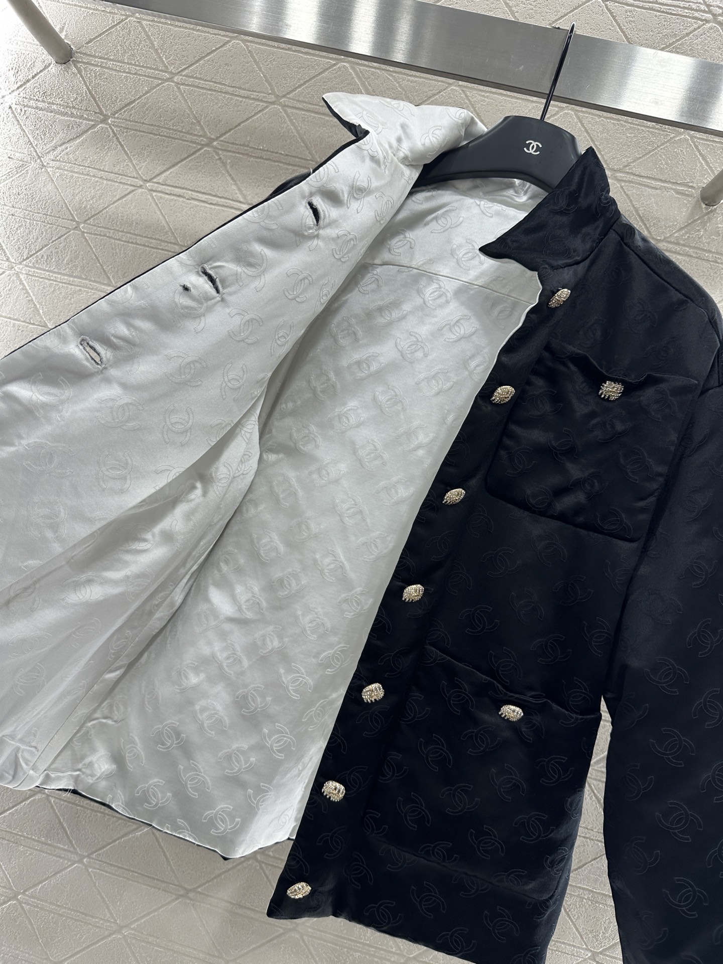 ♥Chane*♥2025新品上架
      提花真丝棉服外套
定制YB进口提花真丝棉材质 内里羽绒棉填