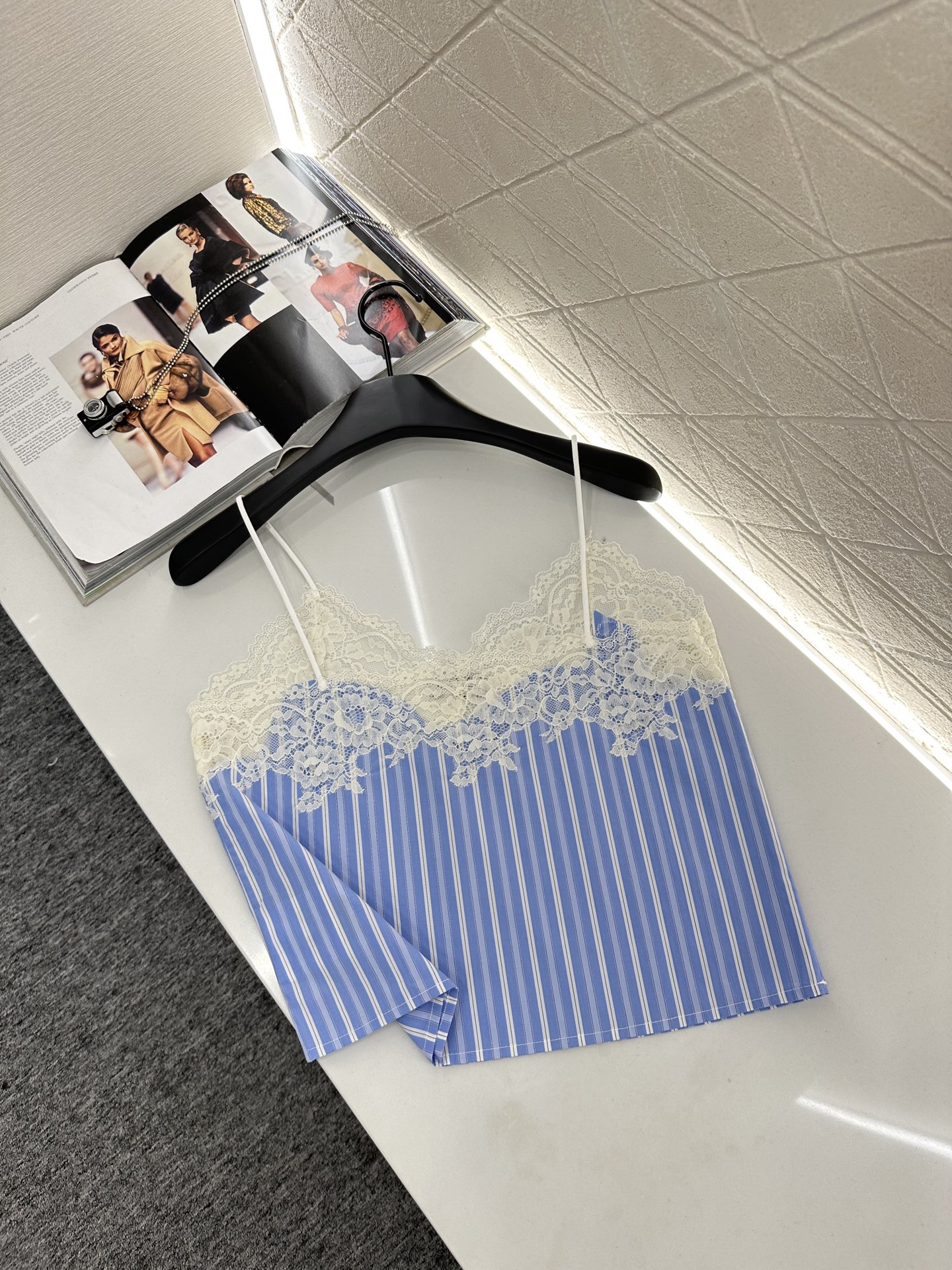 ♥Miumi*♥2025新品上架
    蕾丝吊带短裤套装
定制YB斜纹全棉材质 亲肤舒适 吸湿透气 通