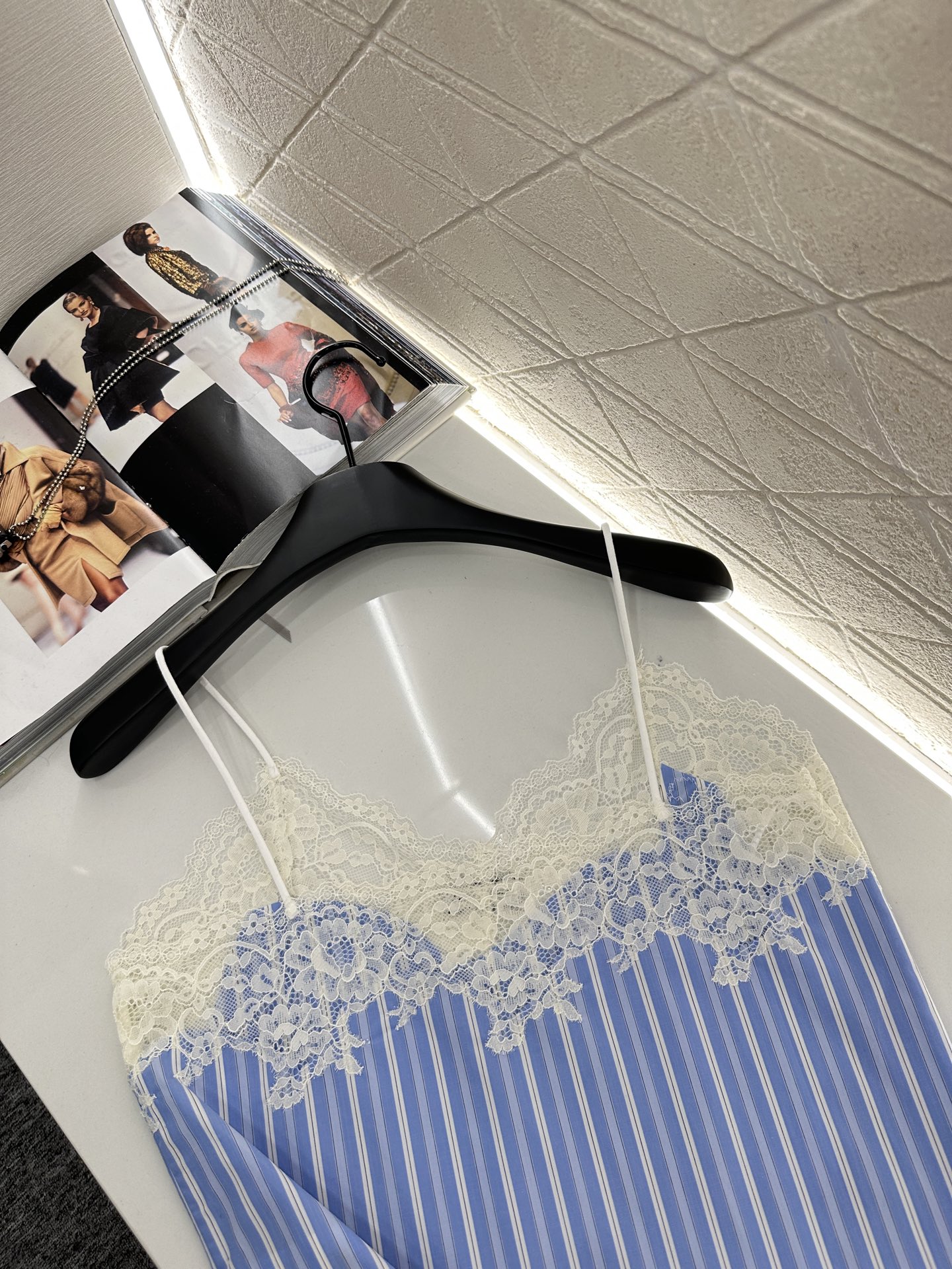 ♥Miumi*♥2025新品上架
    蕾丝吊带短裤套装
定制YB斜纹全棉材质 亲肤舒适 吸湿透气 通