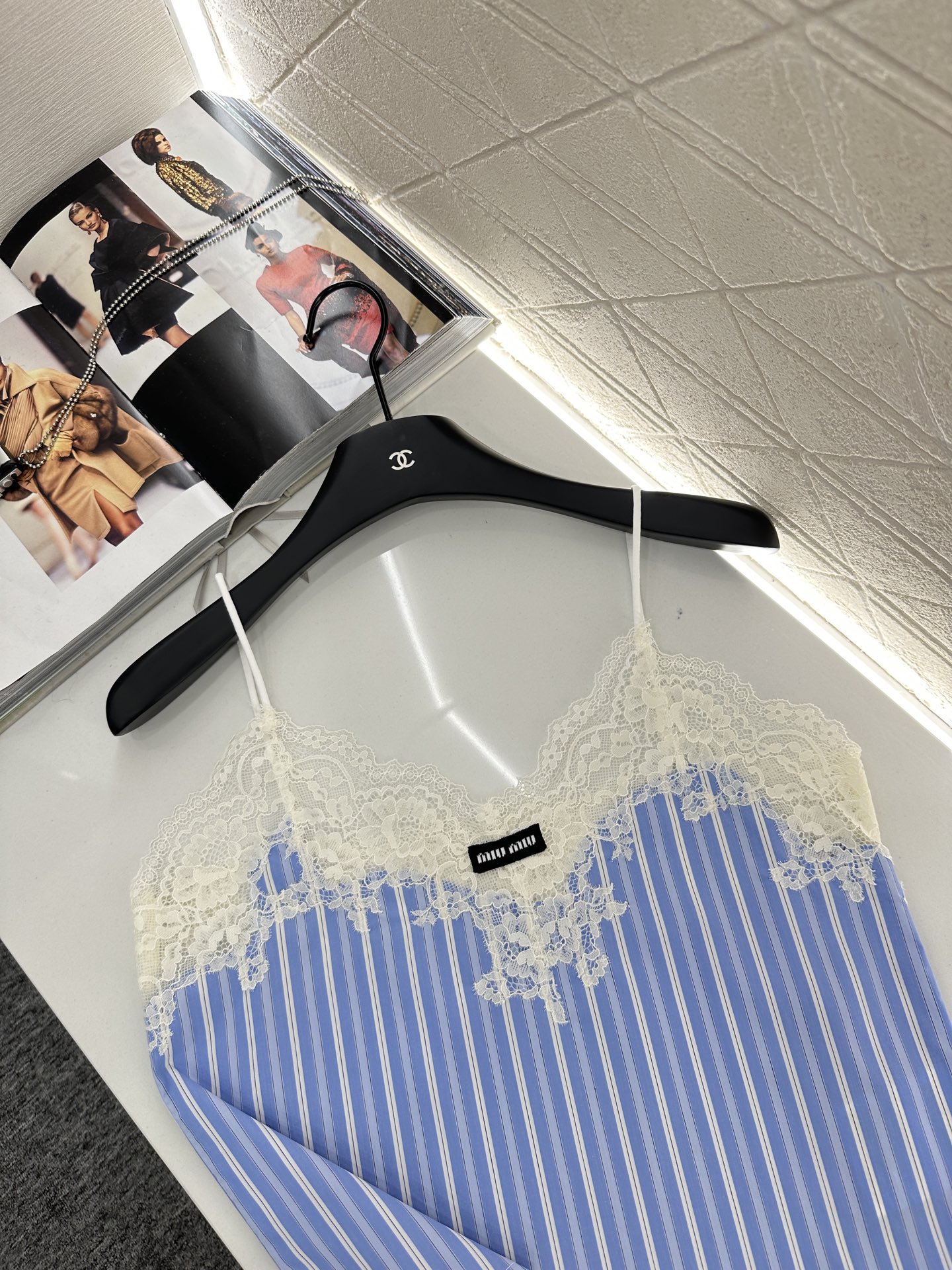 ♥Miumi*♥2025新品上架
    蕾丝吊带短裤套装
定制YB斜纹全棉材质 亲肤舒适 吸湿透气 通