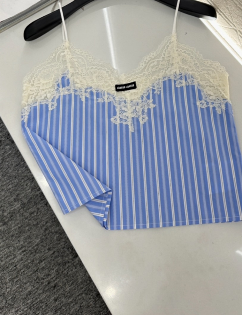 ♥Miumi*♥2025新品上架
    蕾丝吊带短裤套装
定制YB斜纹全棉材质 亲肤舒适 吸湿透气 通