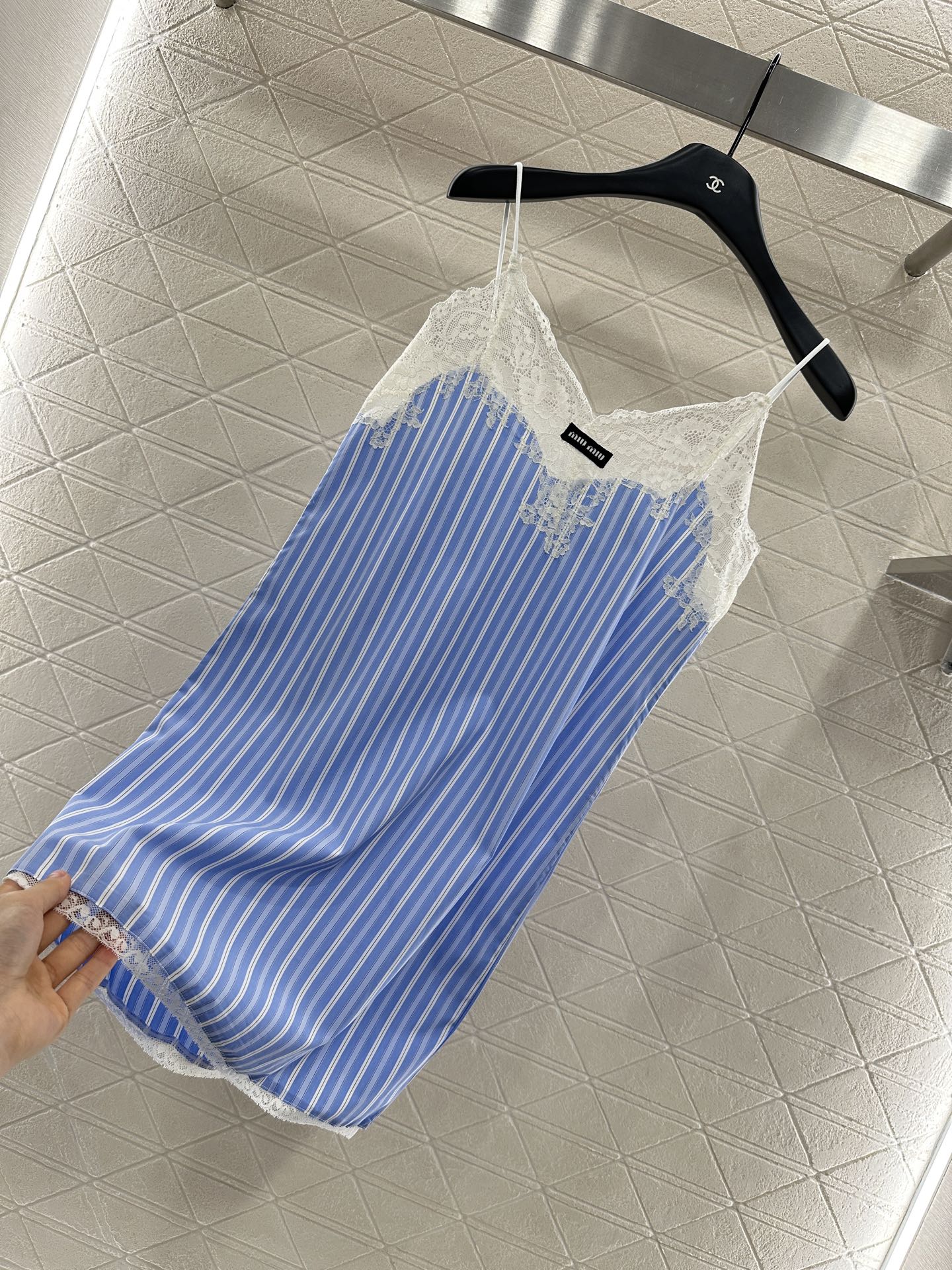 ♥Miumi*♥2025新品上架
     蕾丝吊带连衣裙
定制YB斜纹全棉材质 亲肤舒适 吸湿透气 通