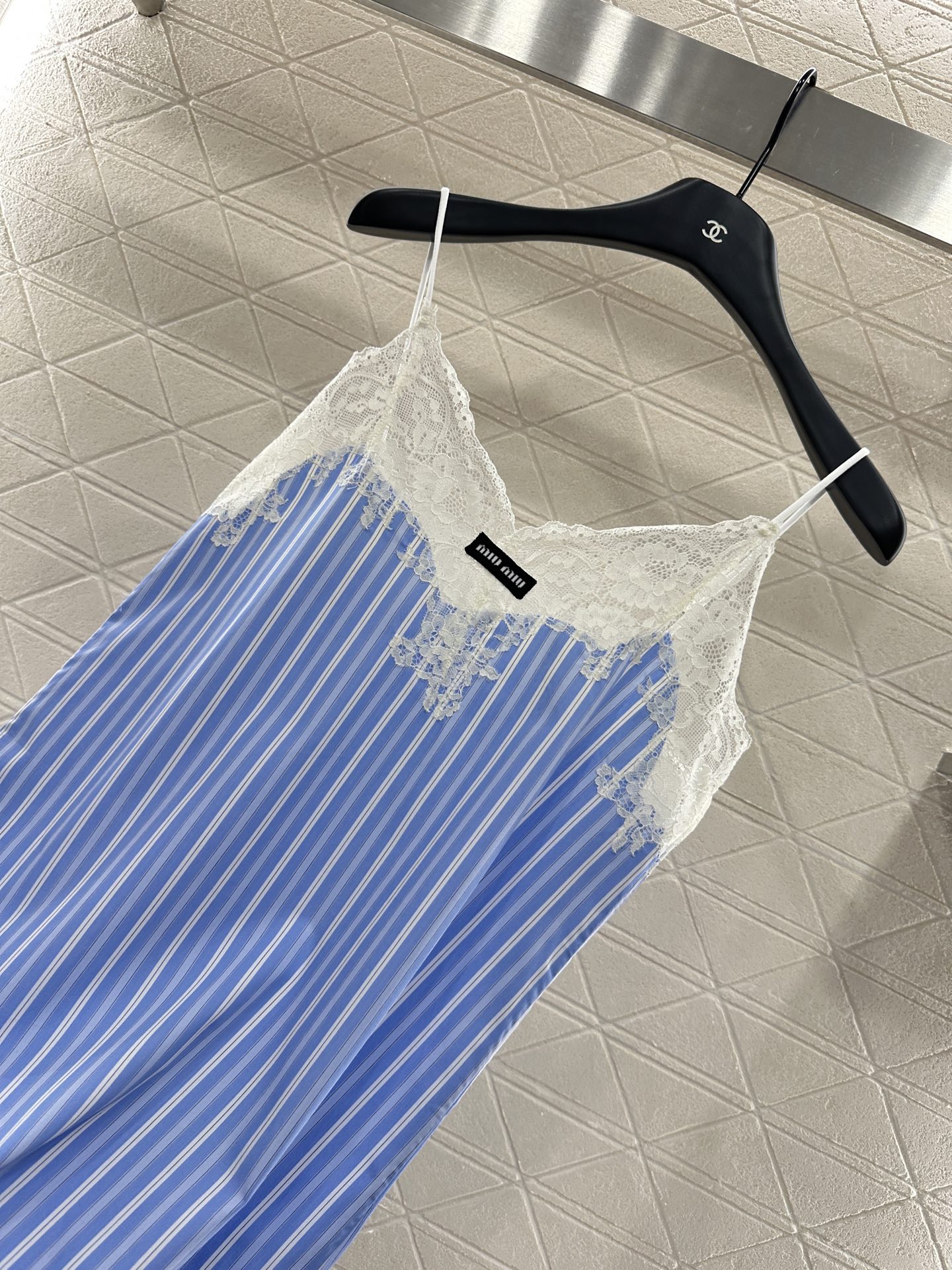 ♥Miumi*♥2025新品上架
     蕾丝吊带连衣裙
定制YB斜纹全棉材质 亲肤舒适 吸湿透气 通